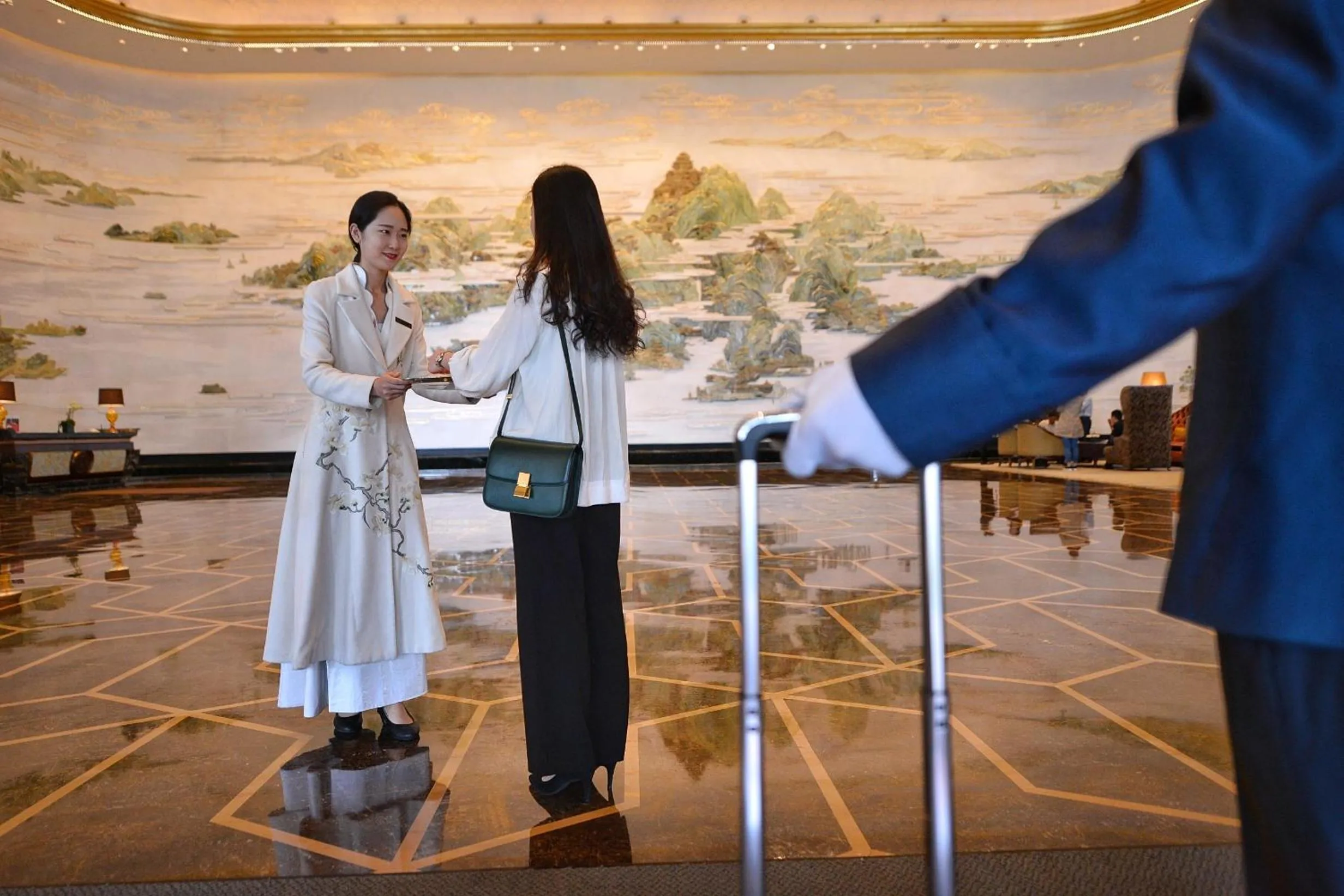 Lobby or reception in Wanda Reign Wuhan