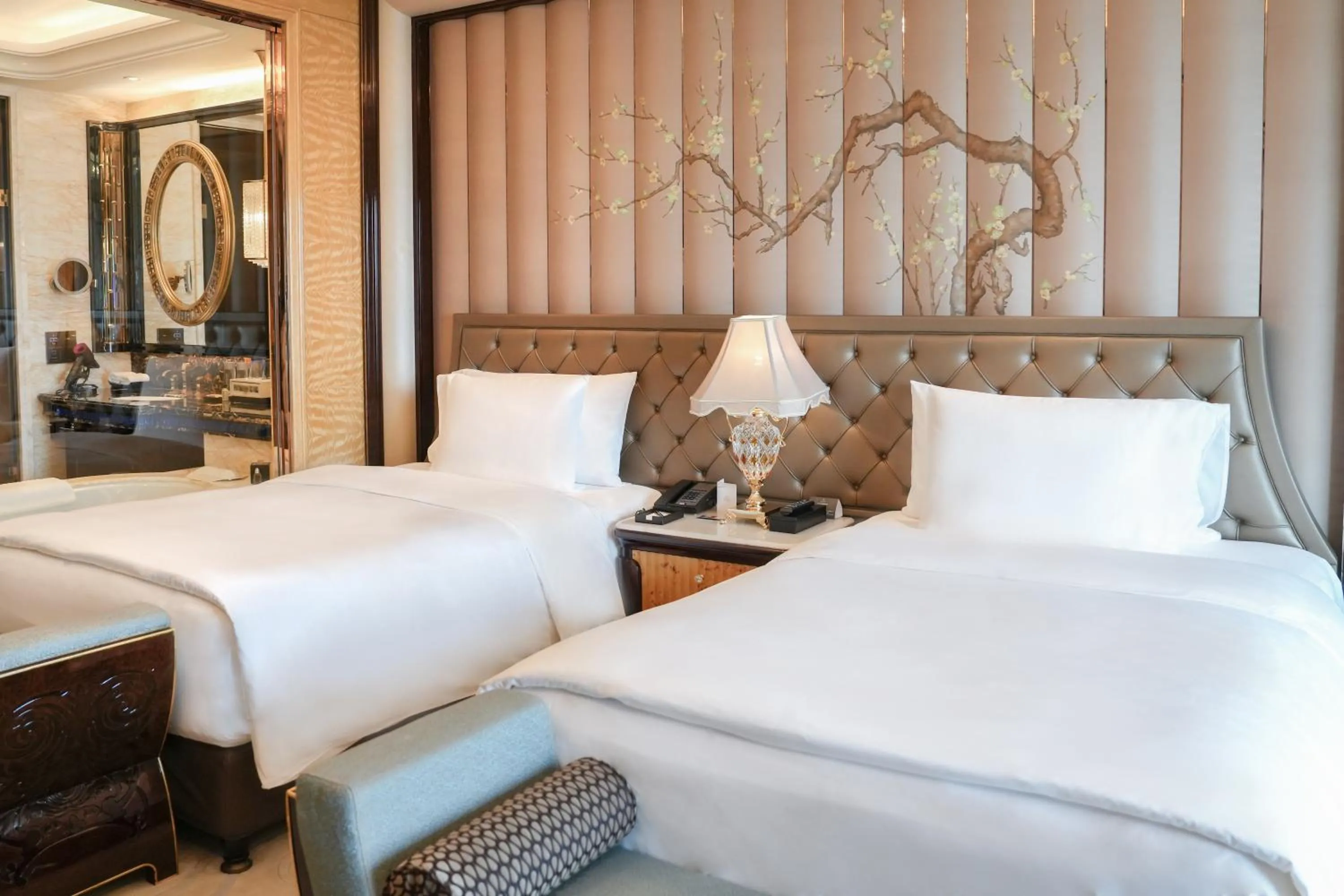 Bedroom, Bed in Wanda Reign Wuhan