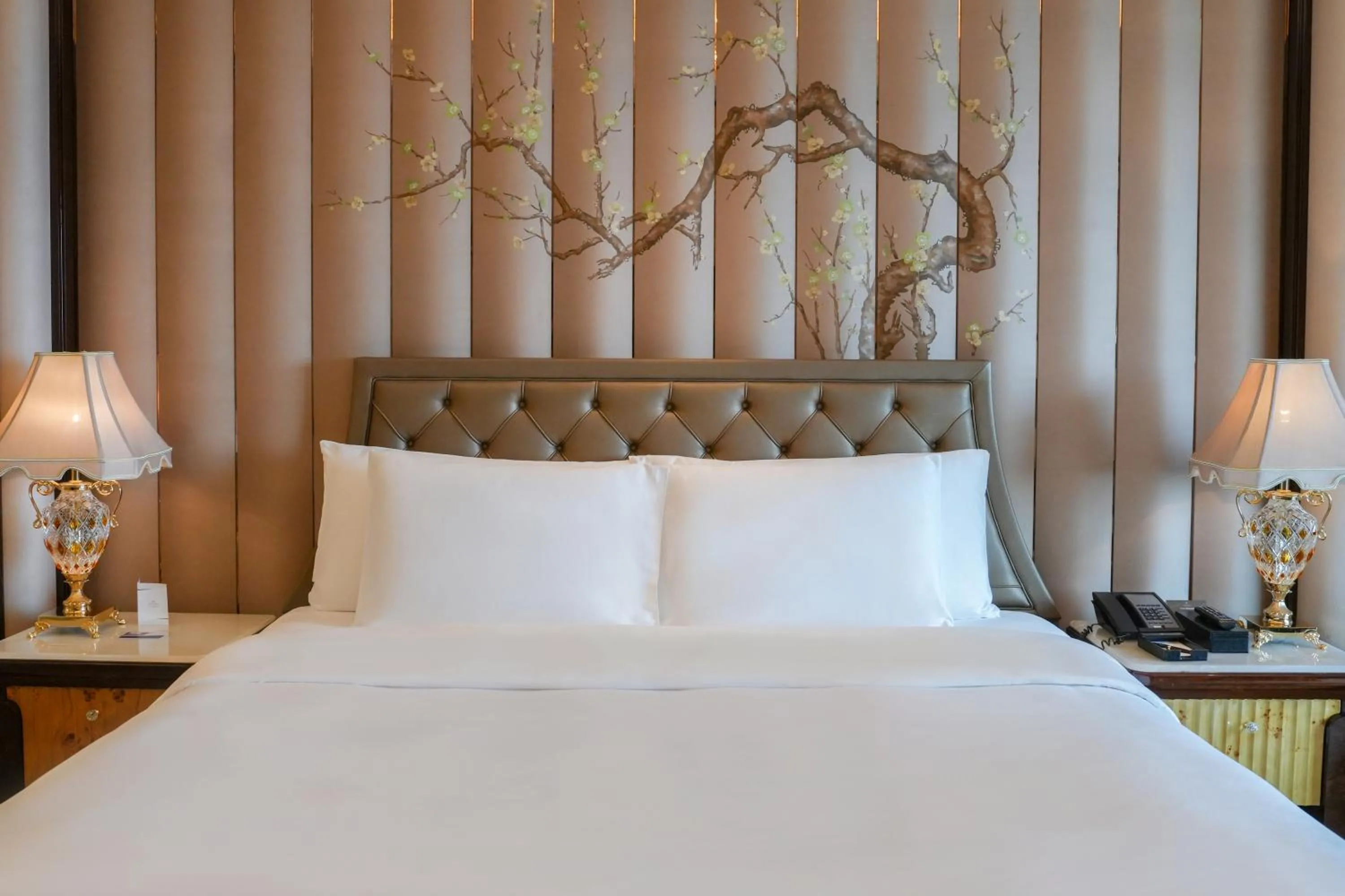 Bedroom, Bed in Wanda Reign Wuhan