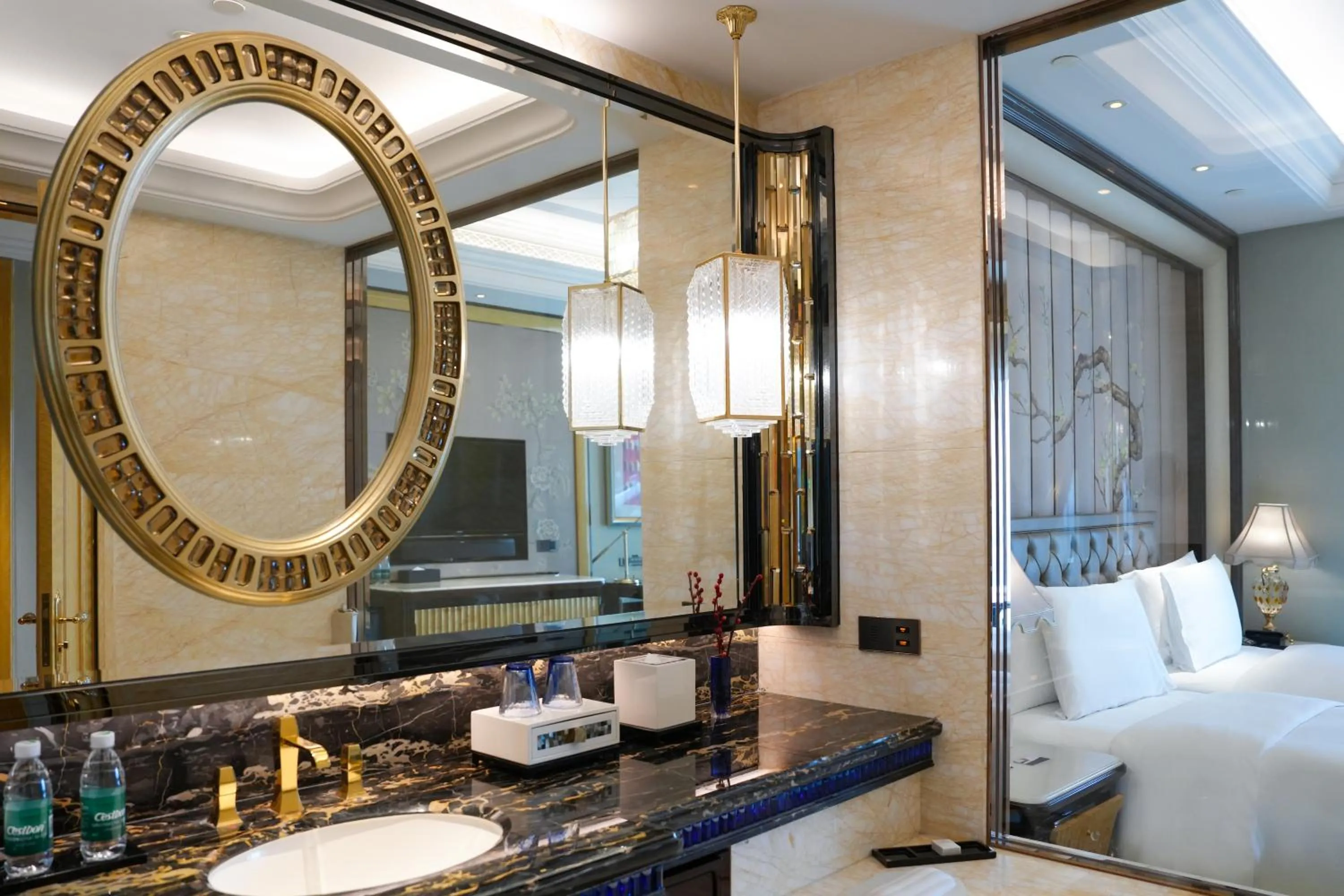 Toilet, Bed in Wanda Reign Wuhan