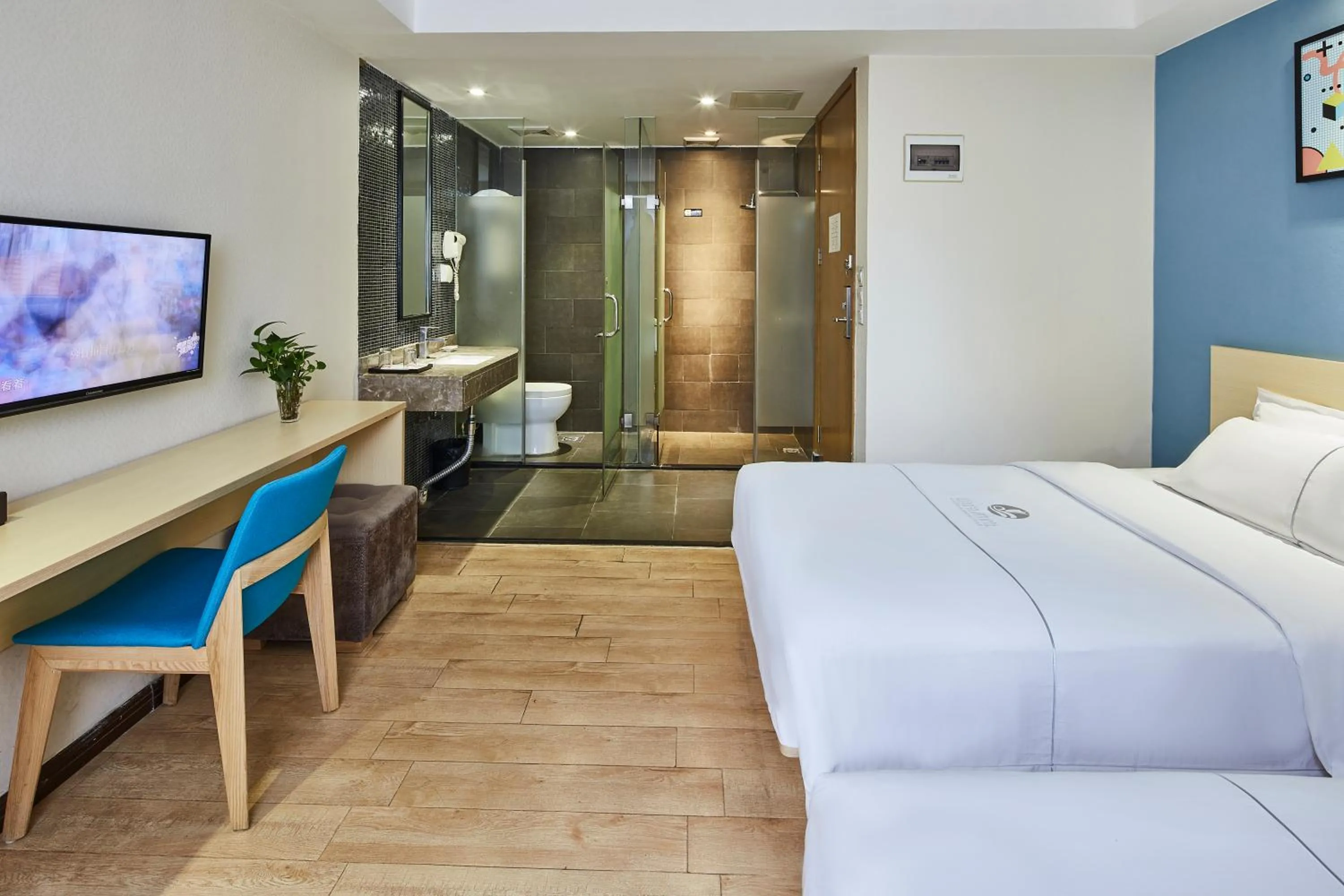 Photo of the whole room, Bed in Insail Hotels Guangzhou XiMenKou Subway Station Branch
