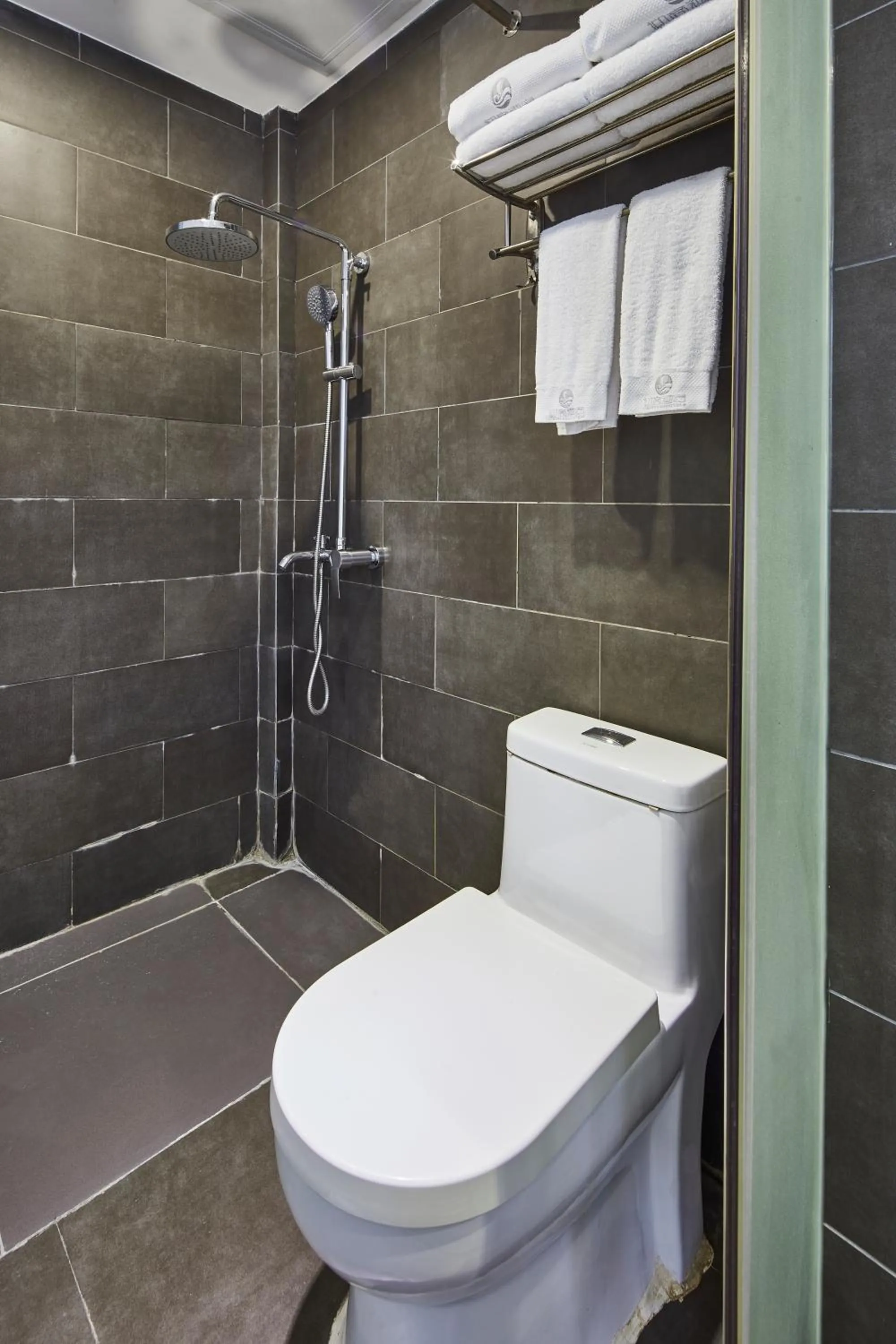 Toilet in Insail Hotels Guangzhou XiMenKou Subway Station Branch