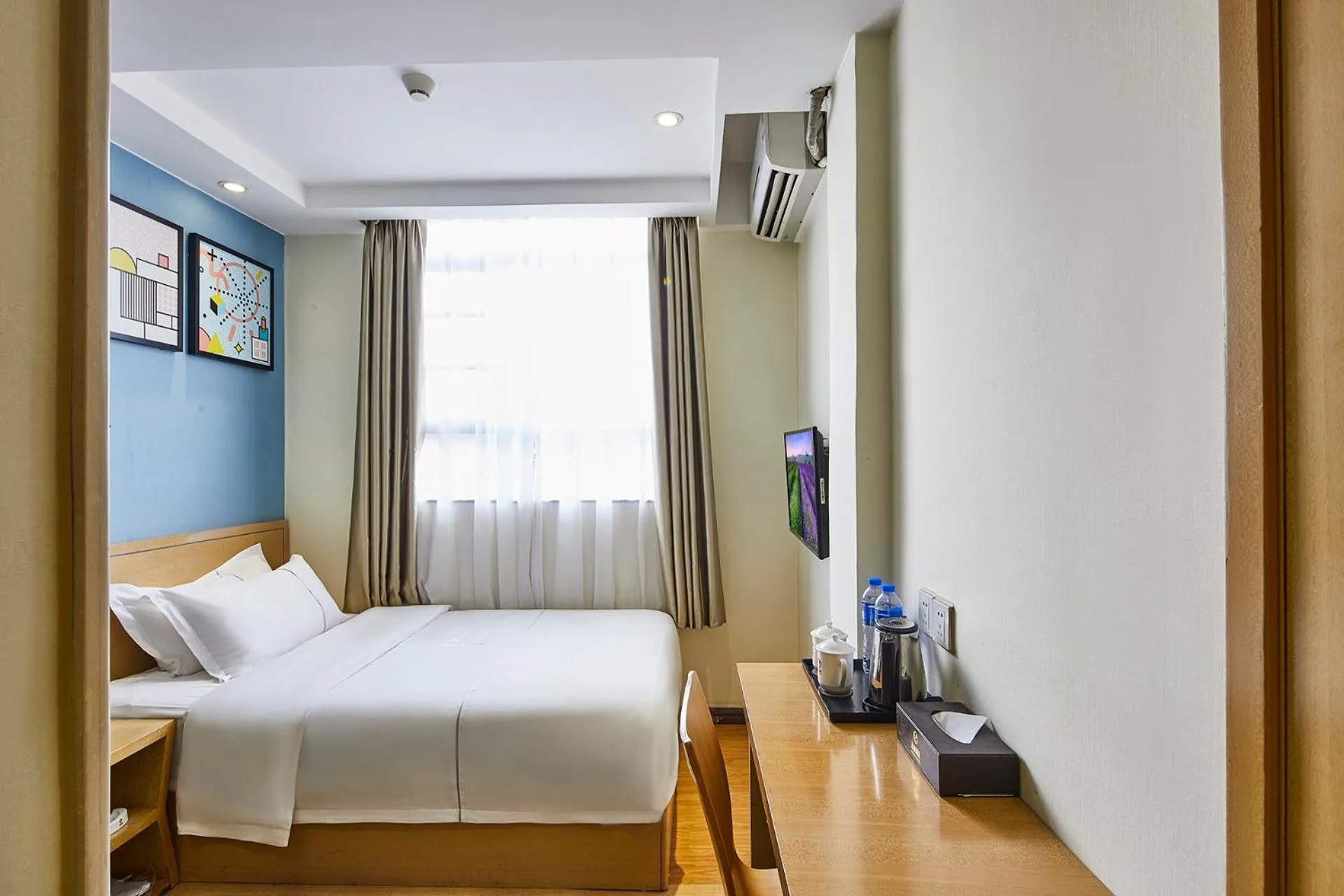 Photo of the whole room, Bed in Insail Hotels Guangzhou XiMenKou Subway Station Branch