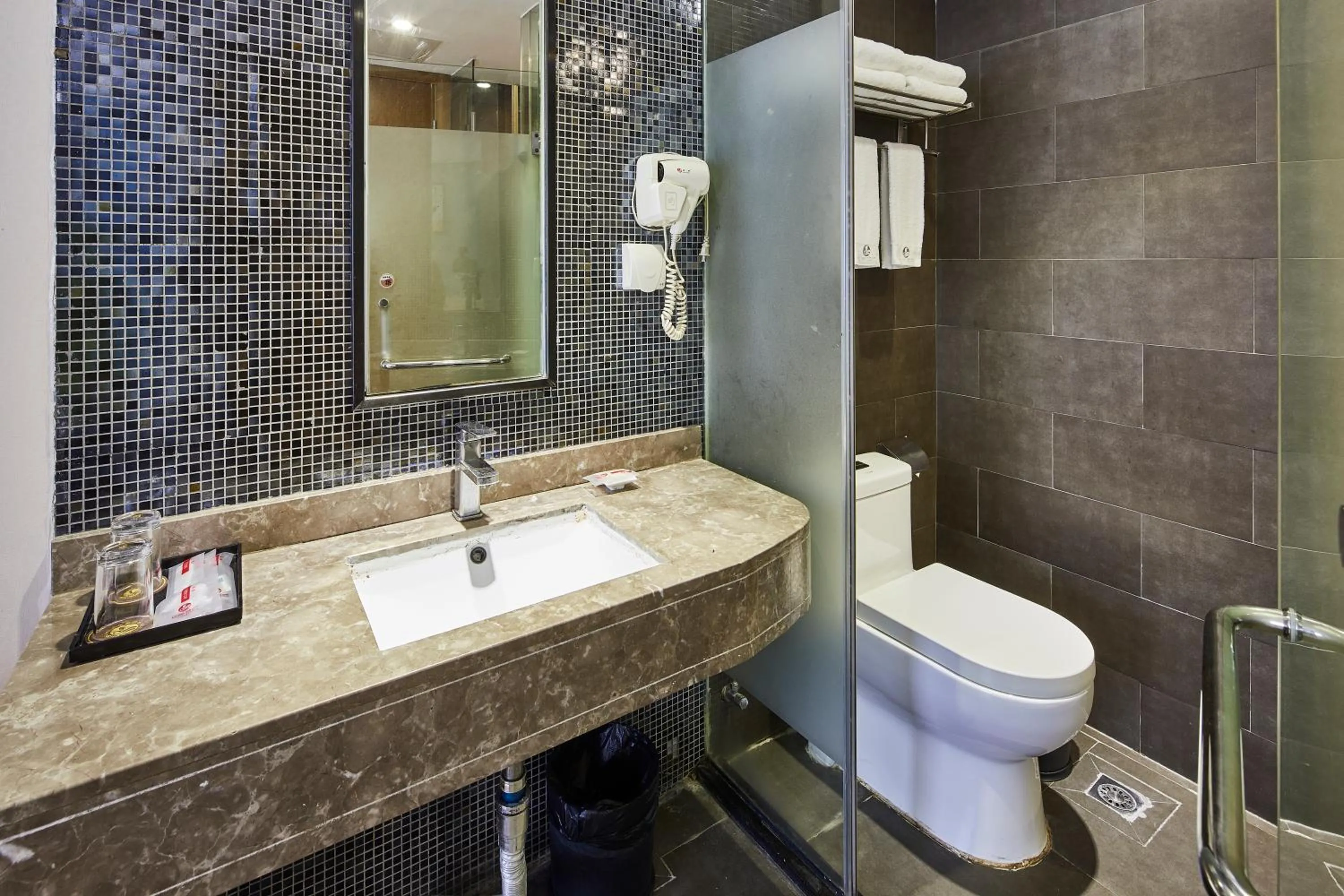 Toilet in Insail Hotels Guangzhou XiMenKou Subway Station Branch