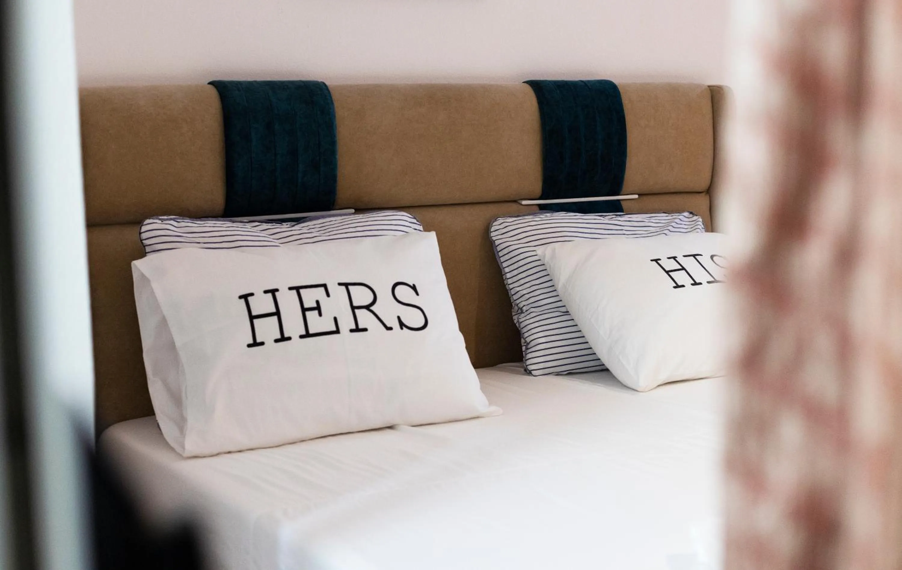 Bed in Atomium apartments