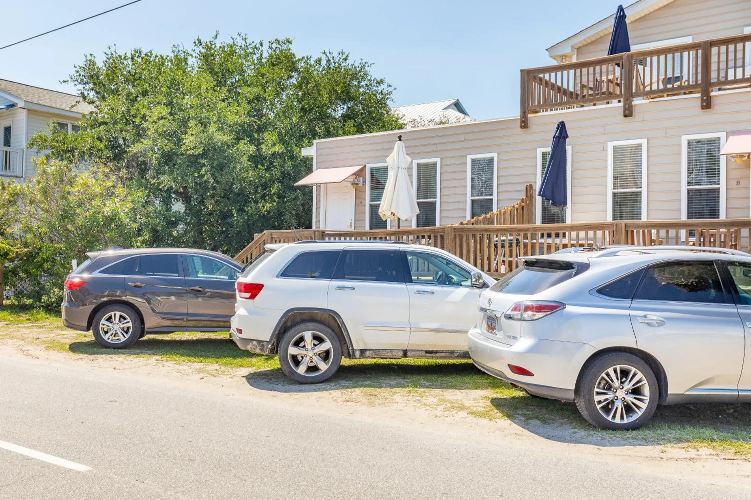 Salty Shack Unit A Dog Friendly Home Across from the Beach - Central Location