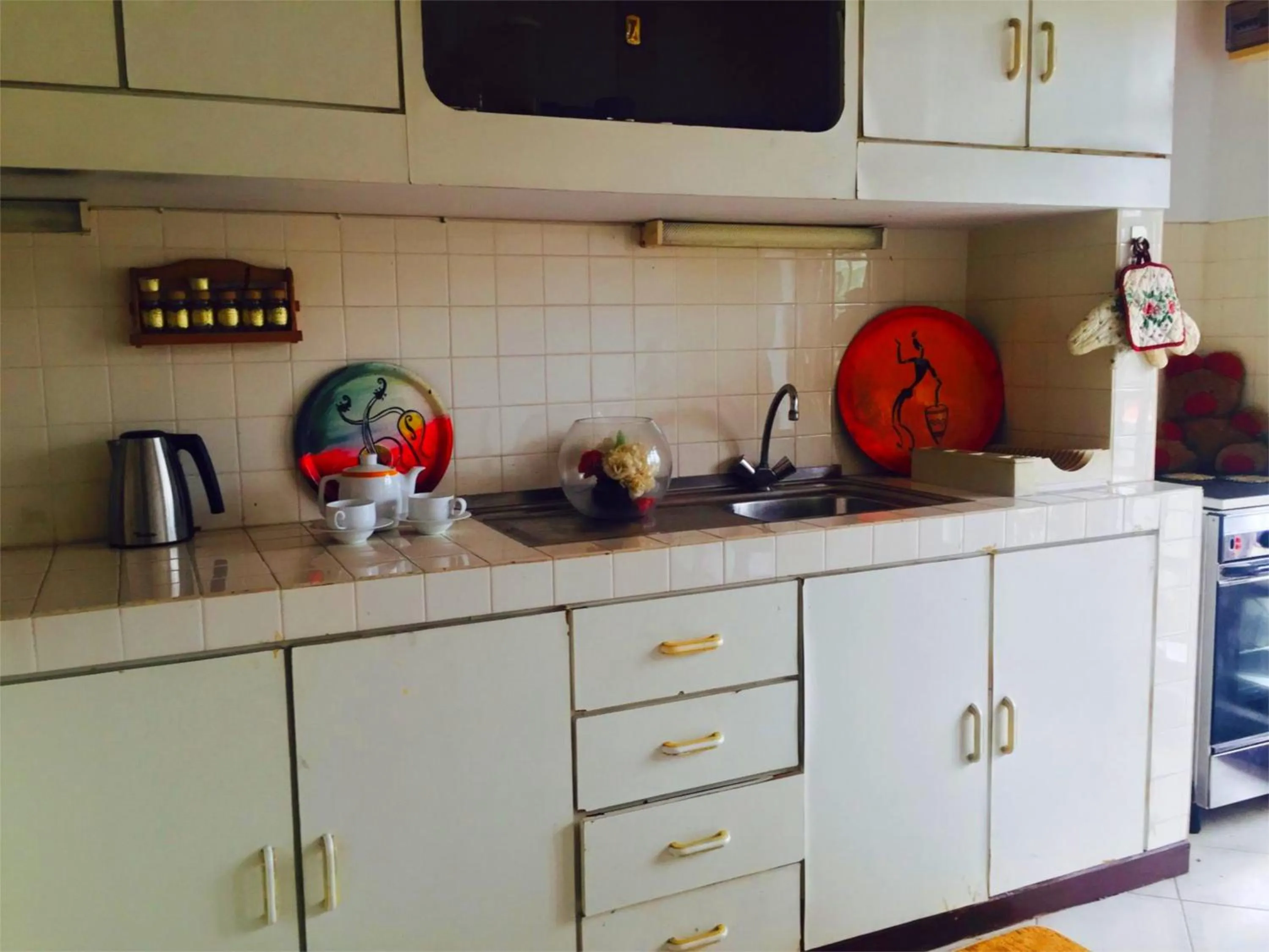 Communal kitchen in Chaya Villa Guest House