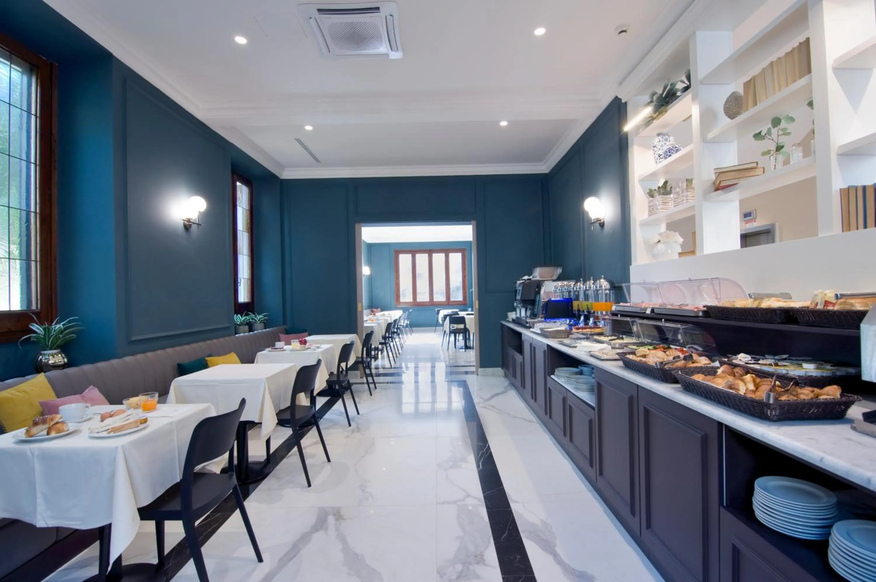 Buffet breakfast in Hotel Golf