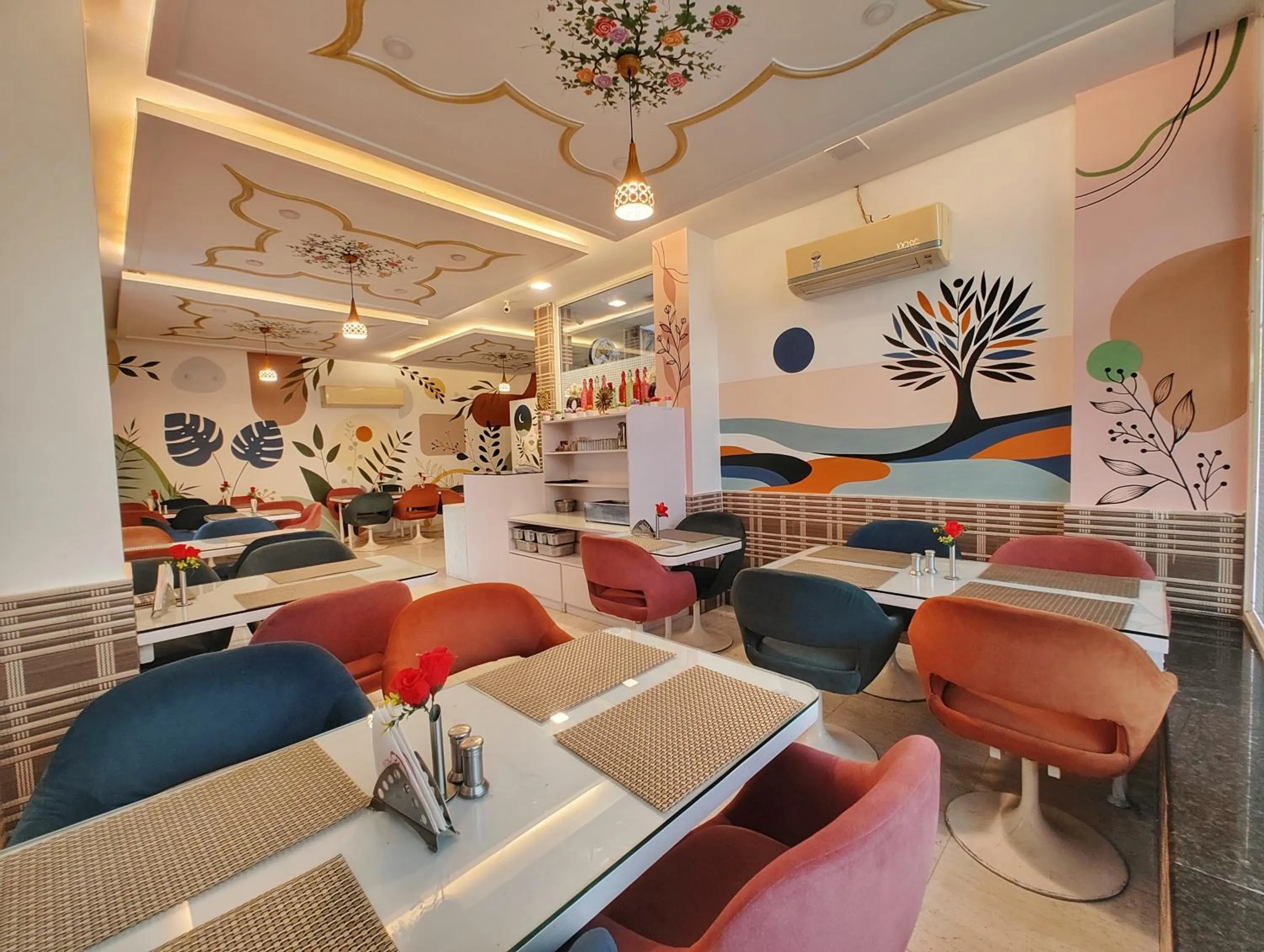 Restaurant/places to eat in Hotel Omni Plaza