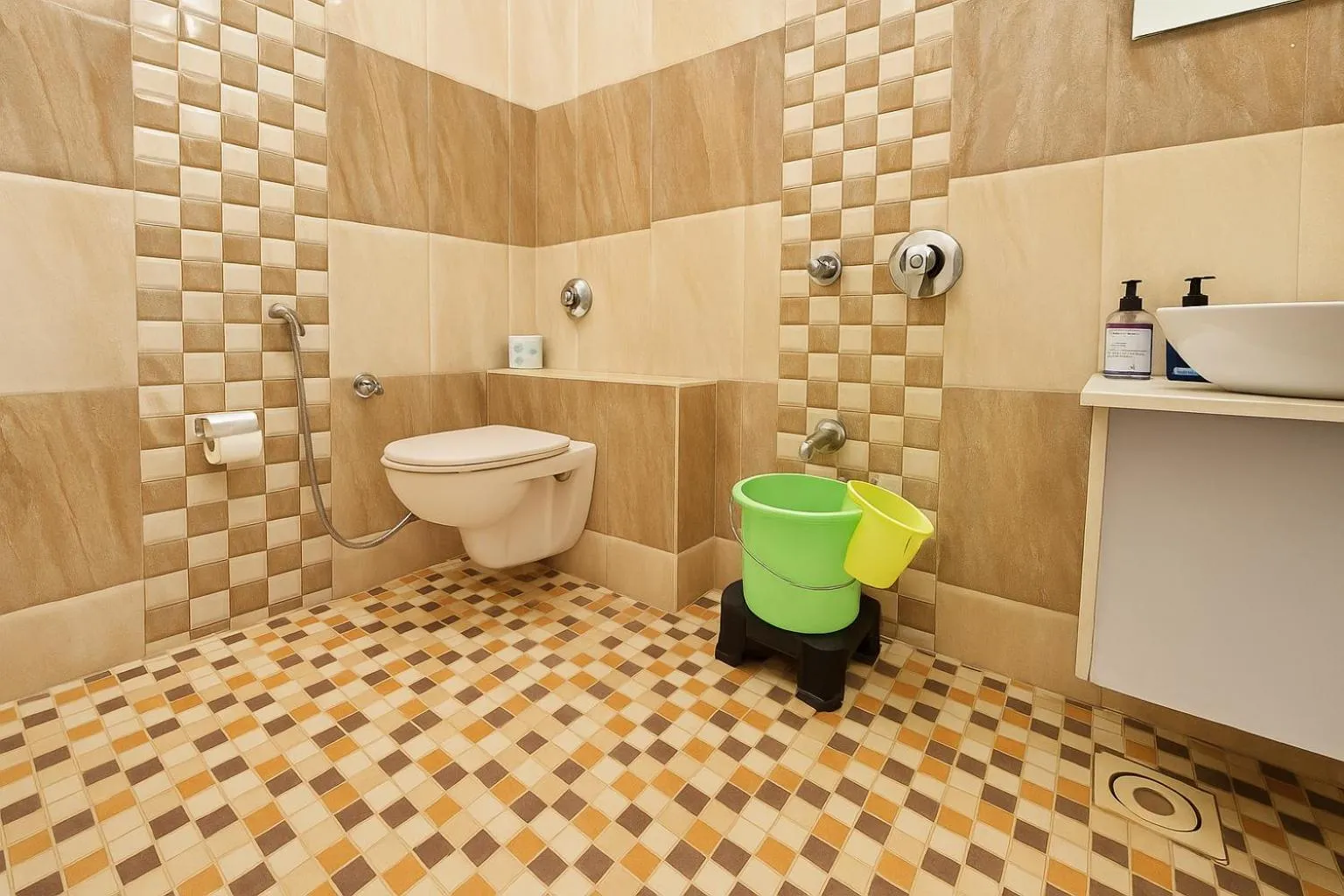 Toilet in Hotel Omni Plaza