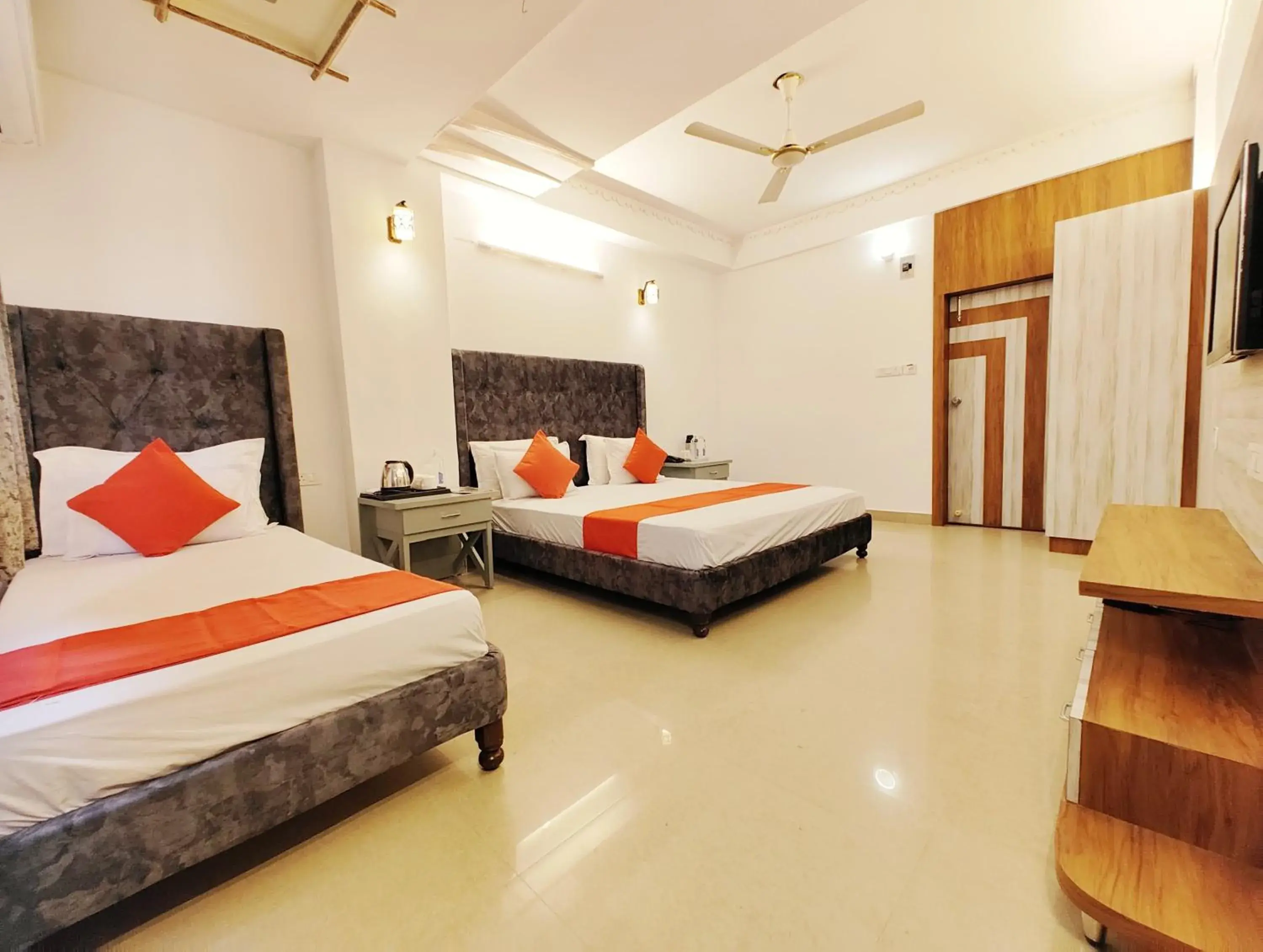 Living room, Bed in Hotel Omni Plaza Living room, Bed in Hotel Omni Plaza