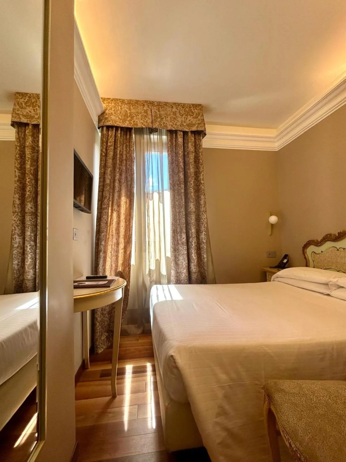 Bed in Albergo Cavalletto & Doge Orseolo