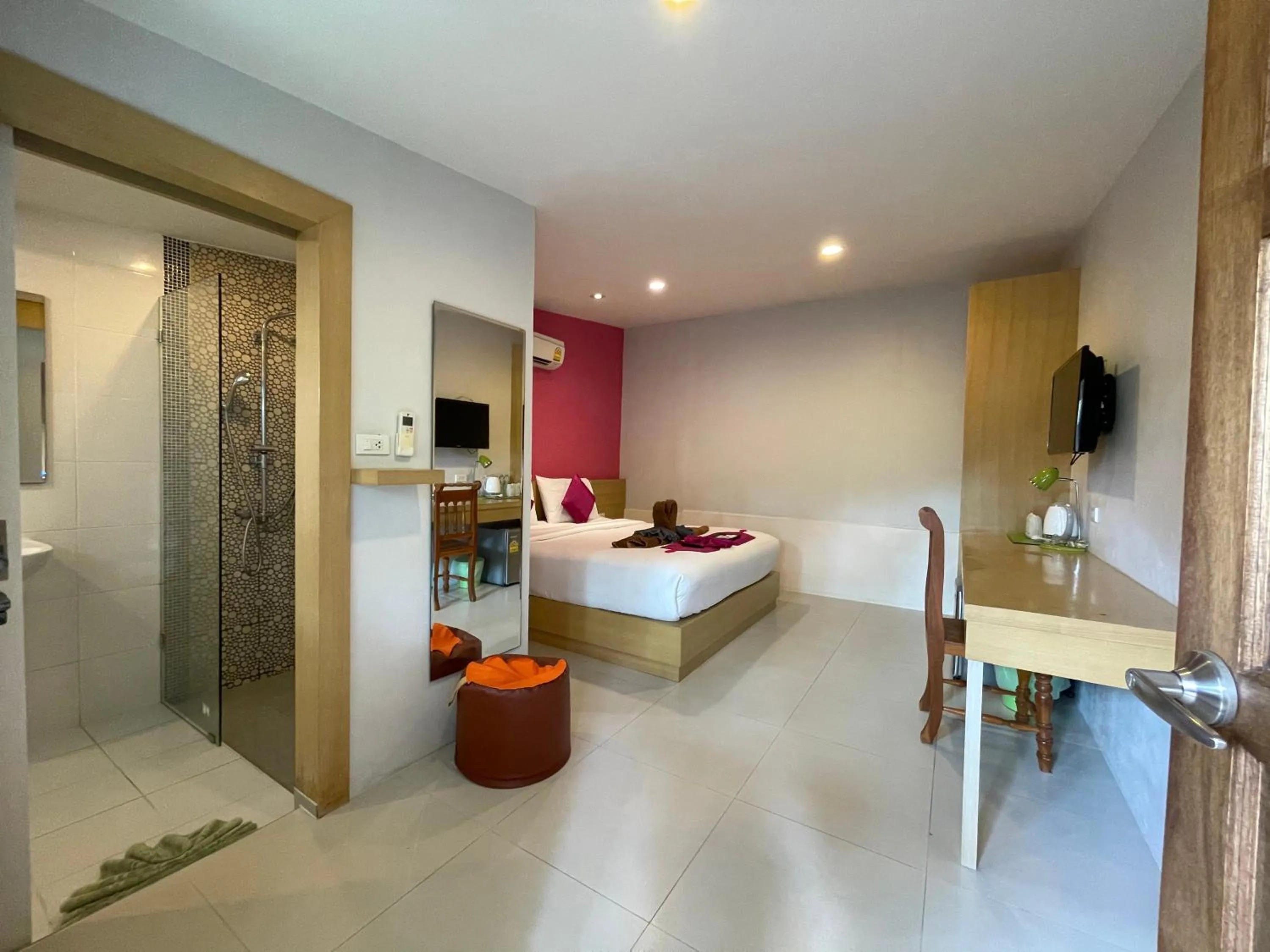 Photo of the whole room in Good 9 at Home