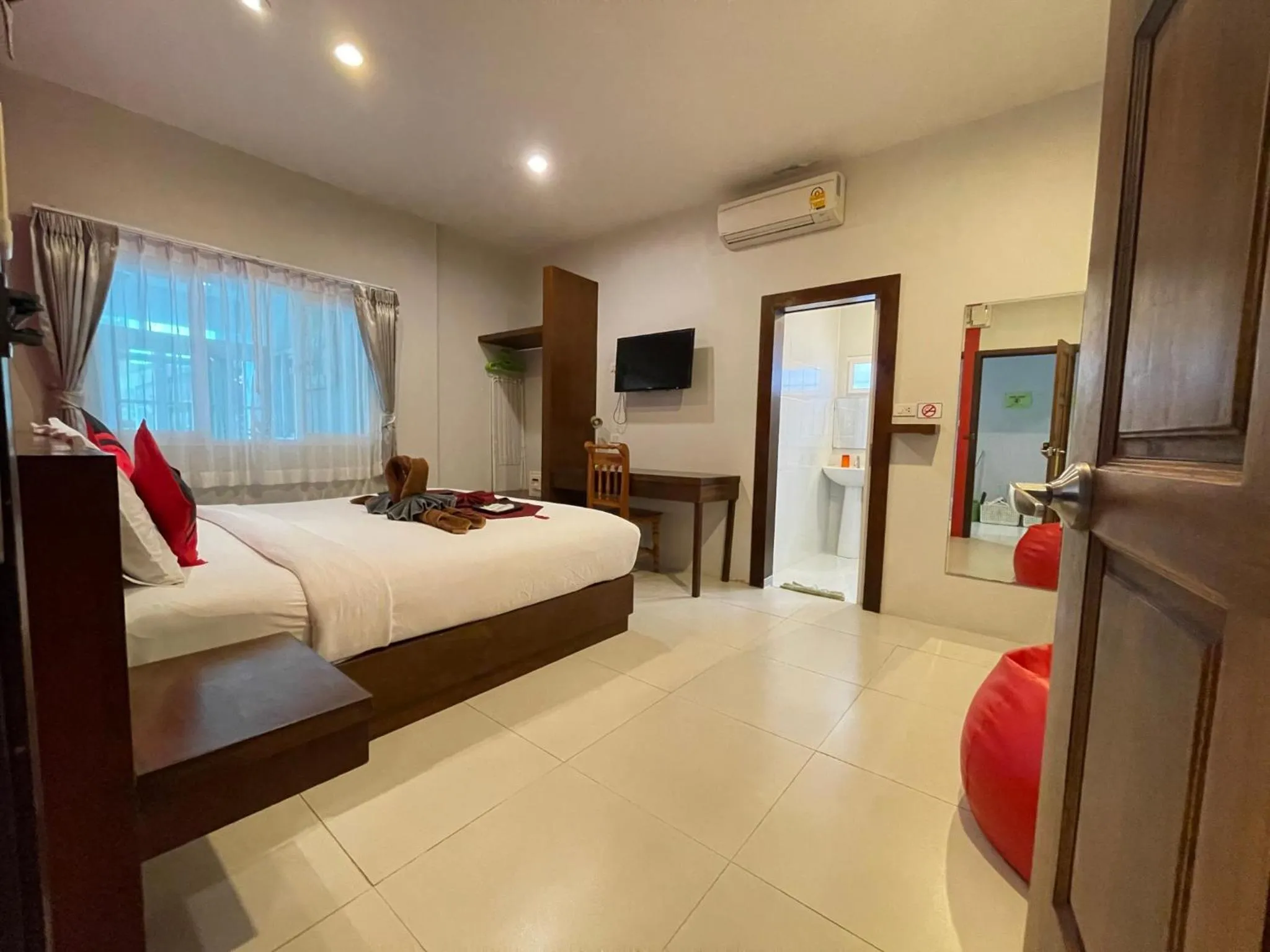 Photo of the whole room in Good 9 at Home