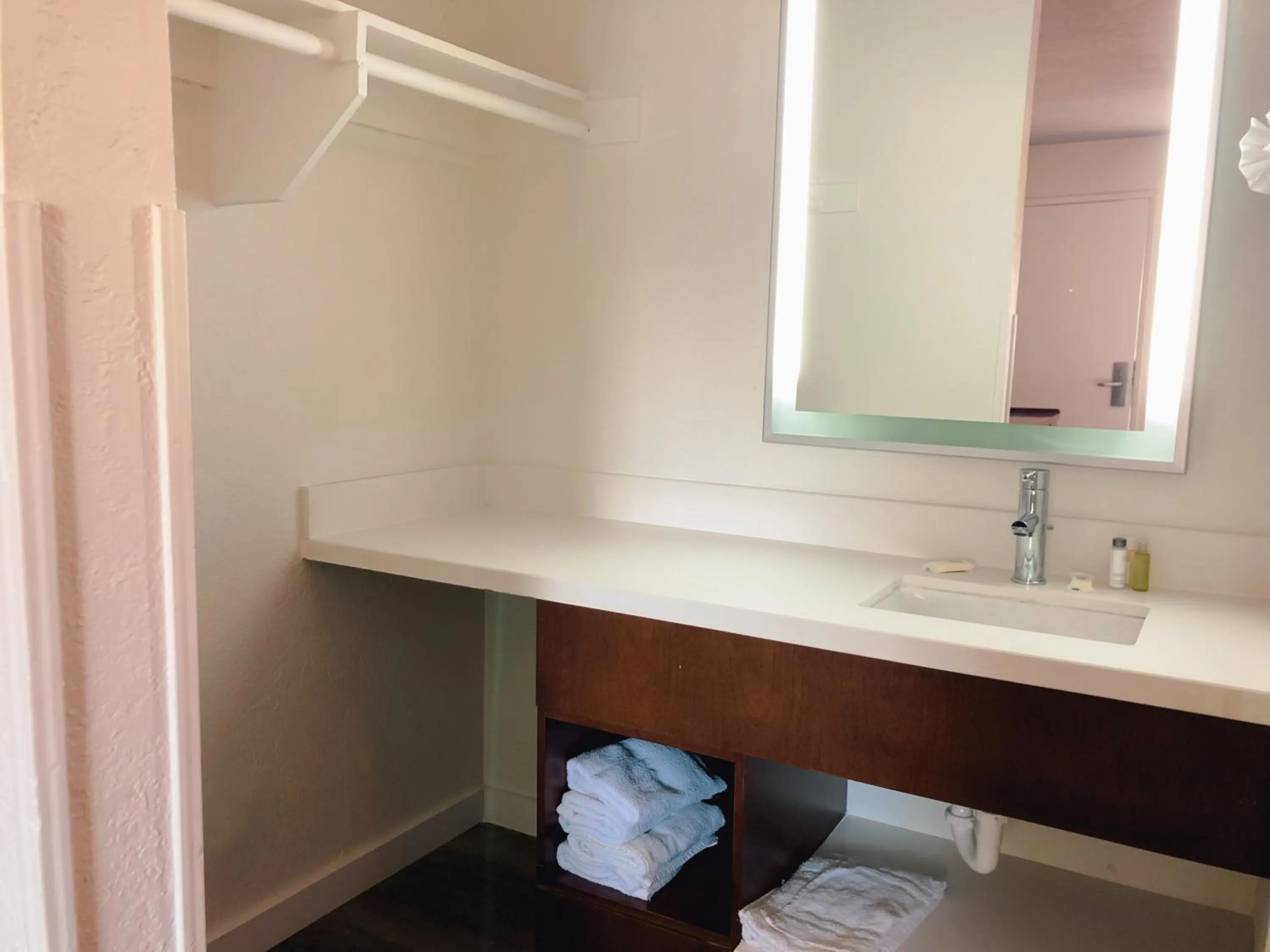 Bathroom in Super 8 by Wyndham San Jose Airport