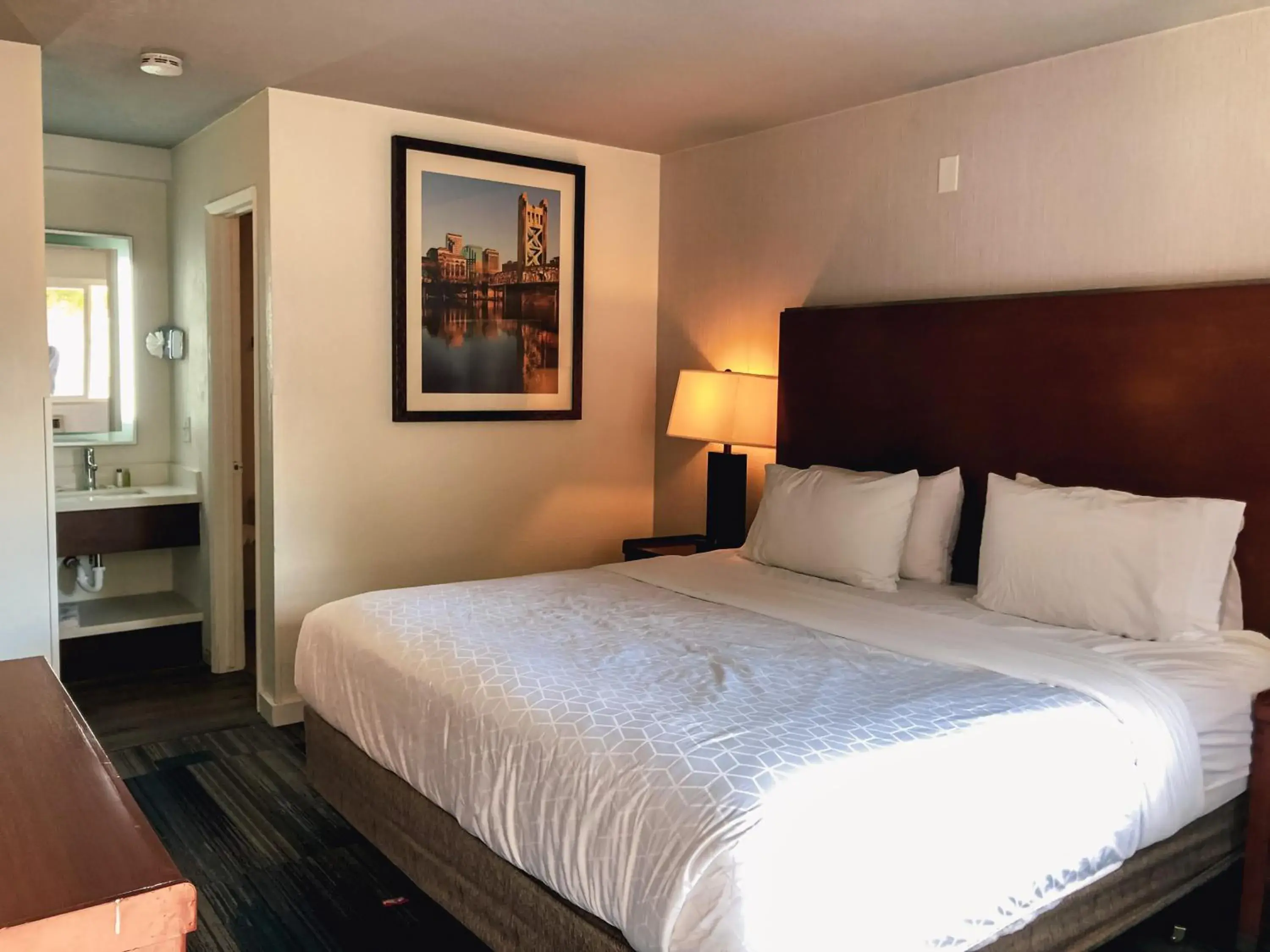 King Room with Tub and Grab Bars - Mobility/Hearing Accessible - Non-Smoking in Super 8 by Wyndham San Jose Airport King Room with Tub and Grab Bars - Mobility/Hearing Accessible - Non-Smoking in Super 8 by Wyndham San Jose Airport