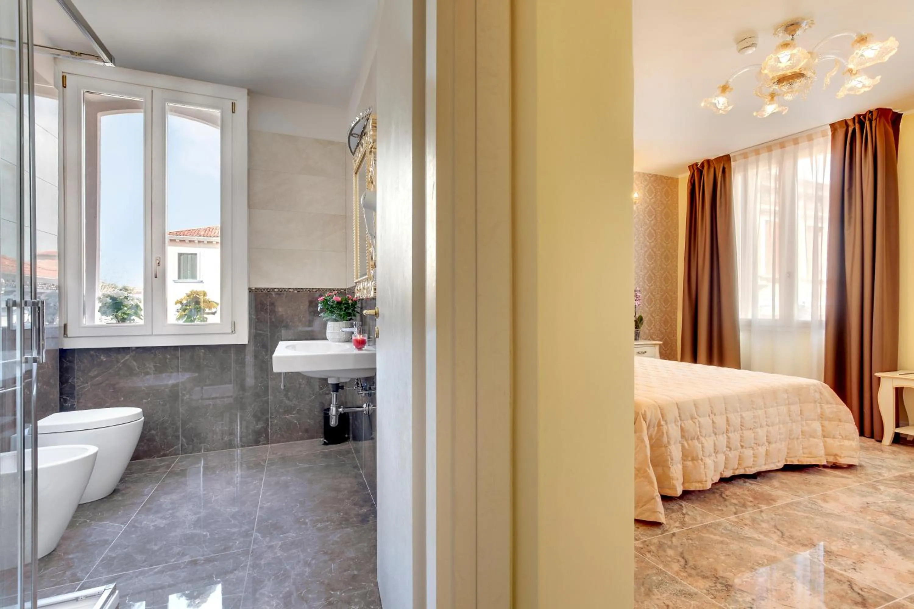 Bathroom, Bed in New Reiter Hotel