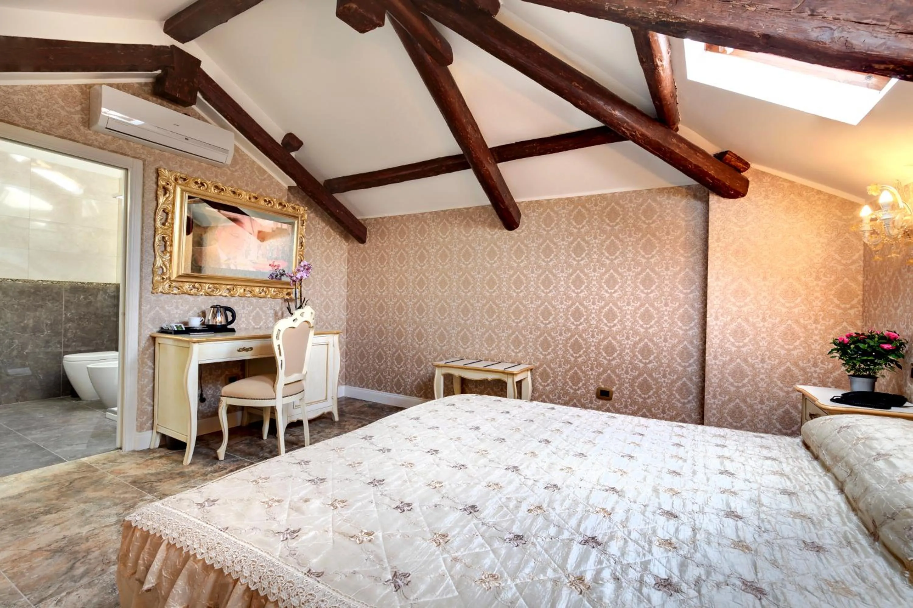 Bedroom, Bed in New Reiter Hotel