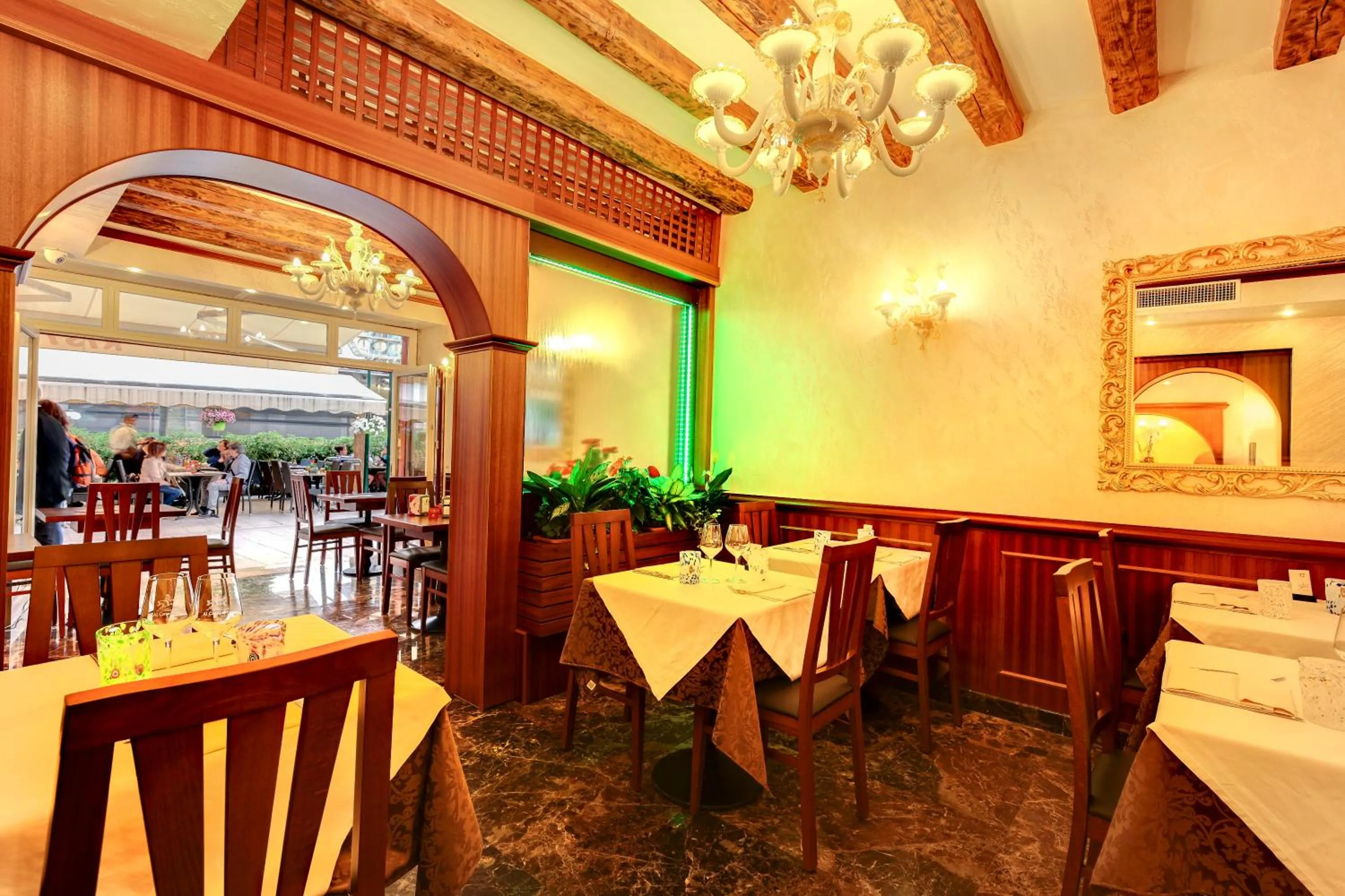 Restaurant/places to eat in New Reiter Hotel