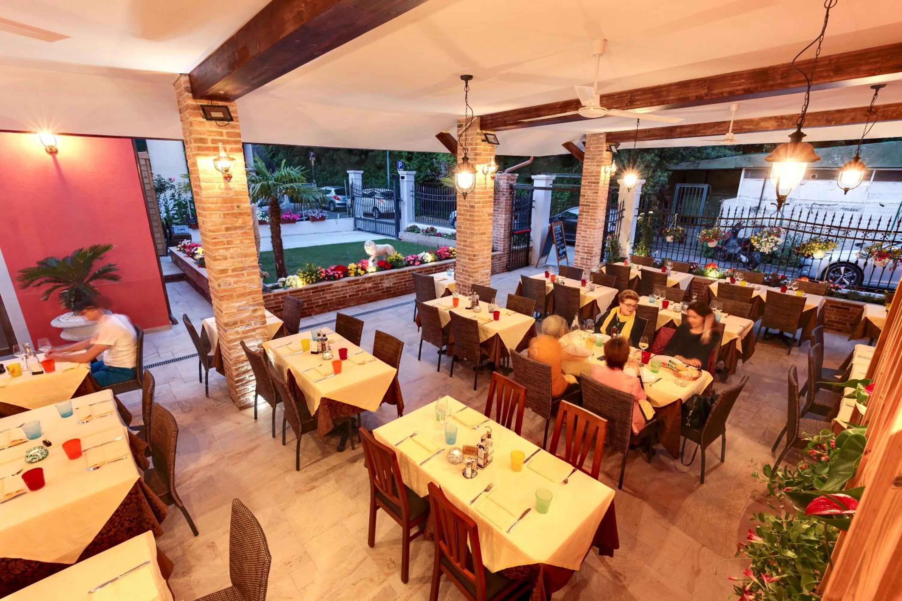 Restaurant/places to eat in New Reiter Hotel