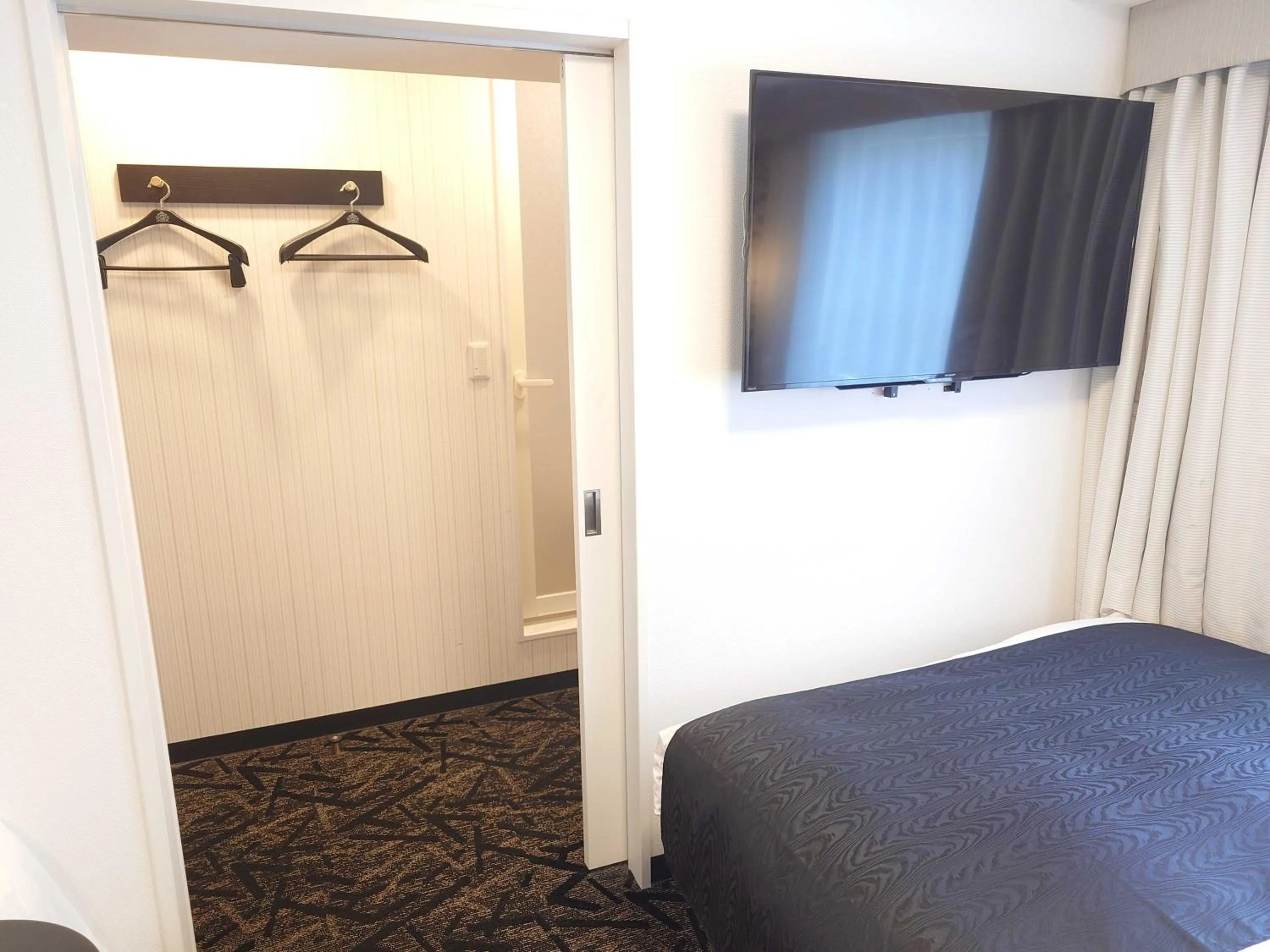 Photo of the whole room, Bed in APA Hotel Namba Shinsaibashi Higashi