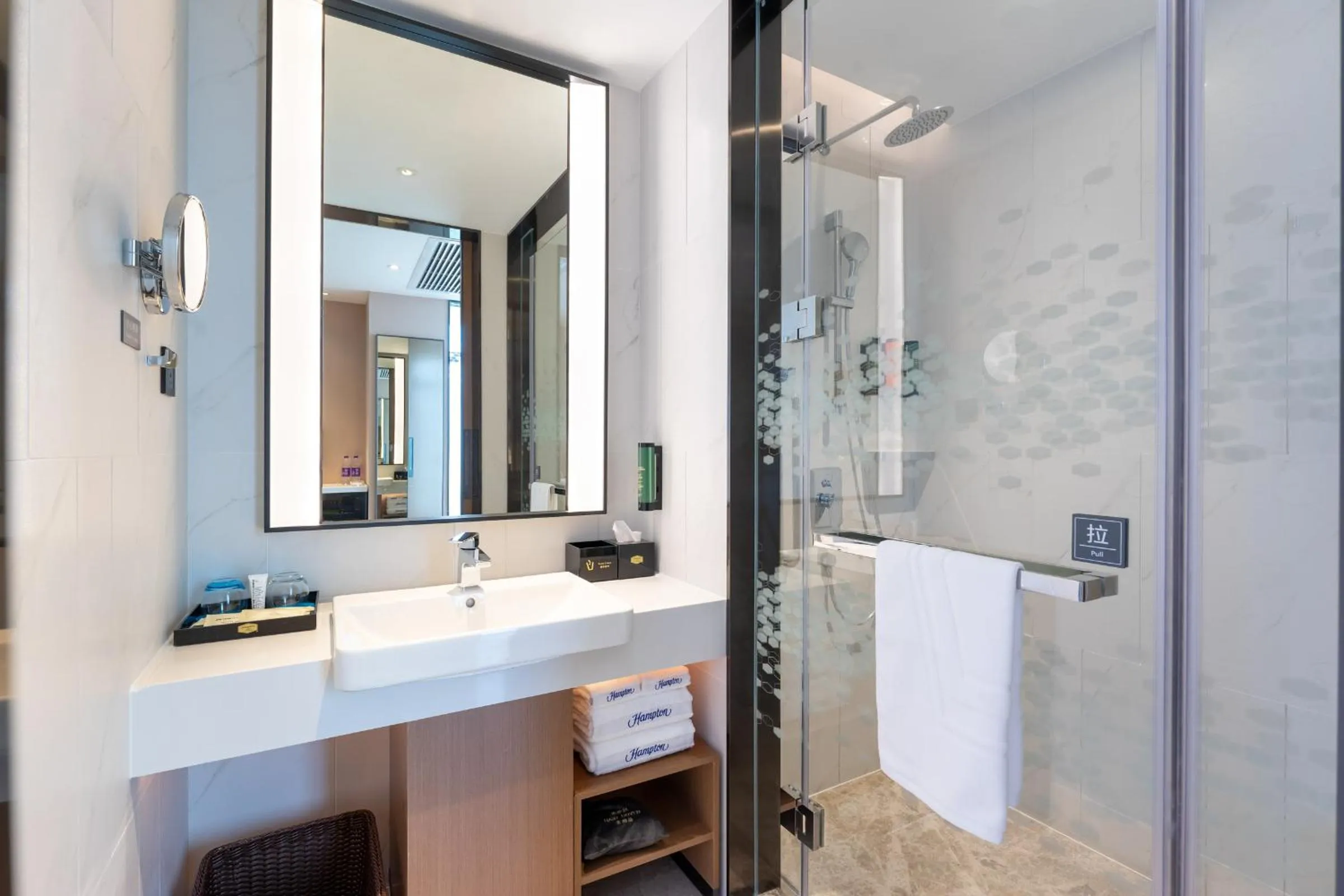 Bathroom in Hampton by Hilton Guangzhou Jinshazhou