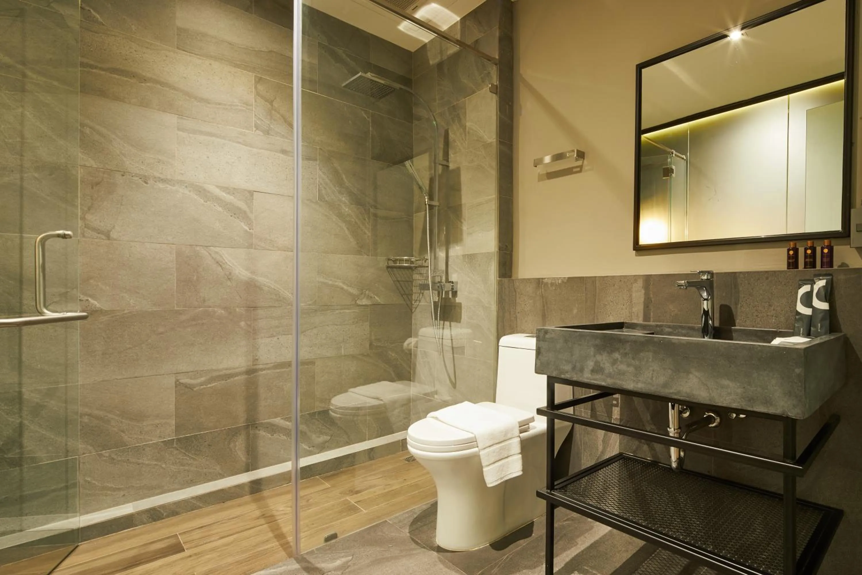 Shower in 515 VICTORY Hotel