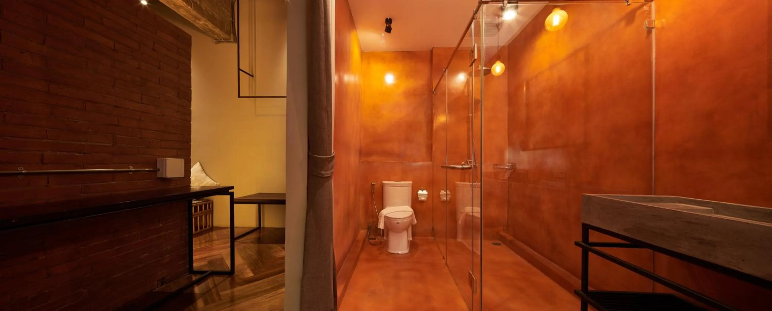 Shower in 515 VICTORY Hotel