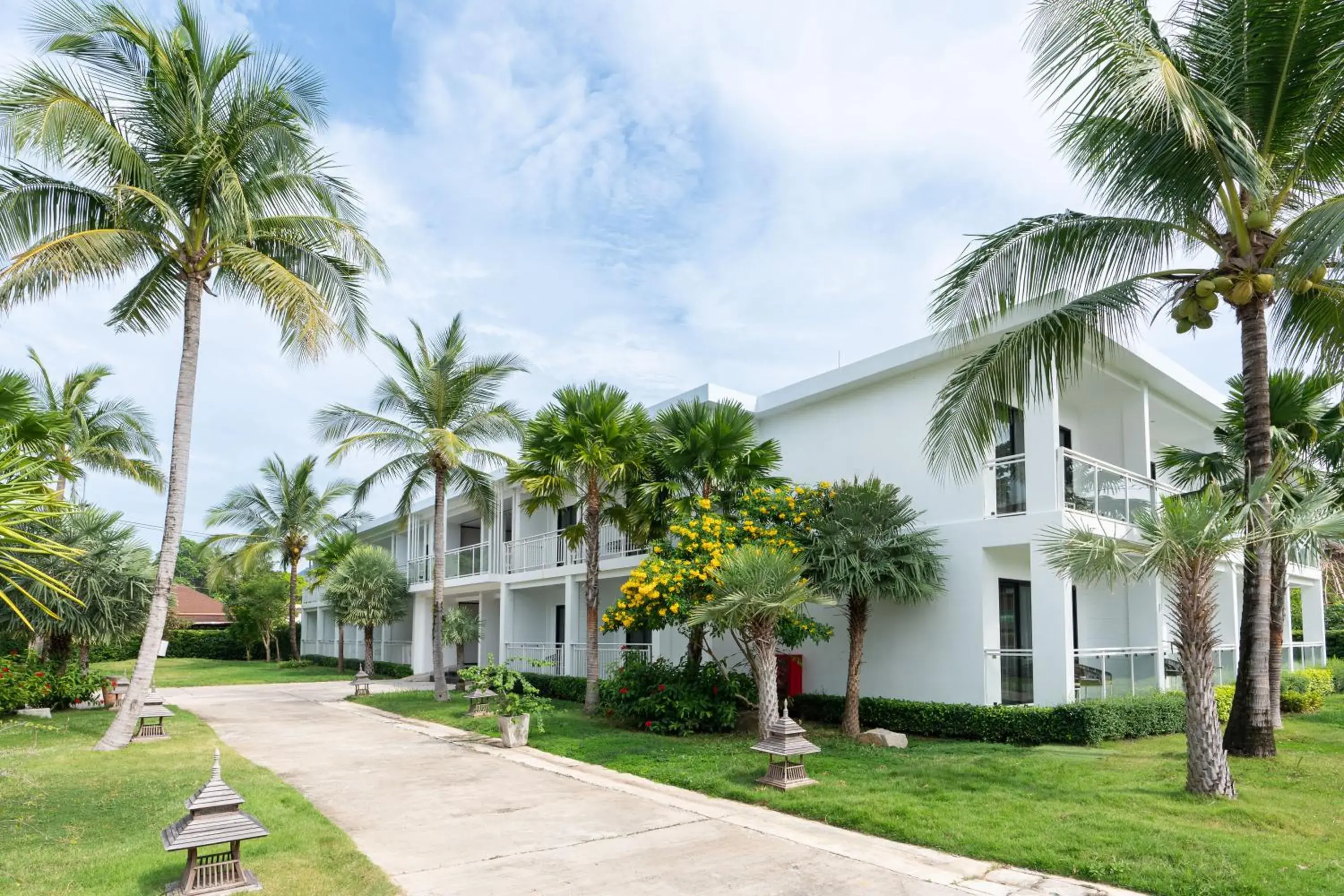 Property building in Royal Yao Yai Island Beach Resort Property building in Royal Yao Yai Island Beach Resort
