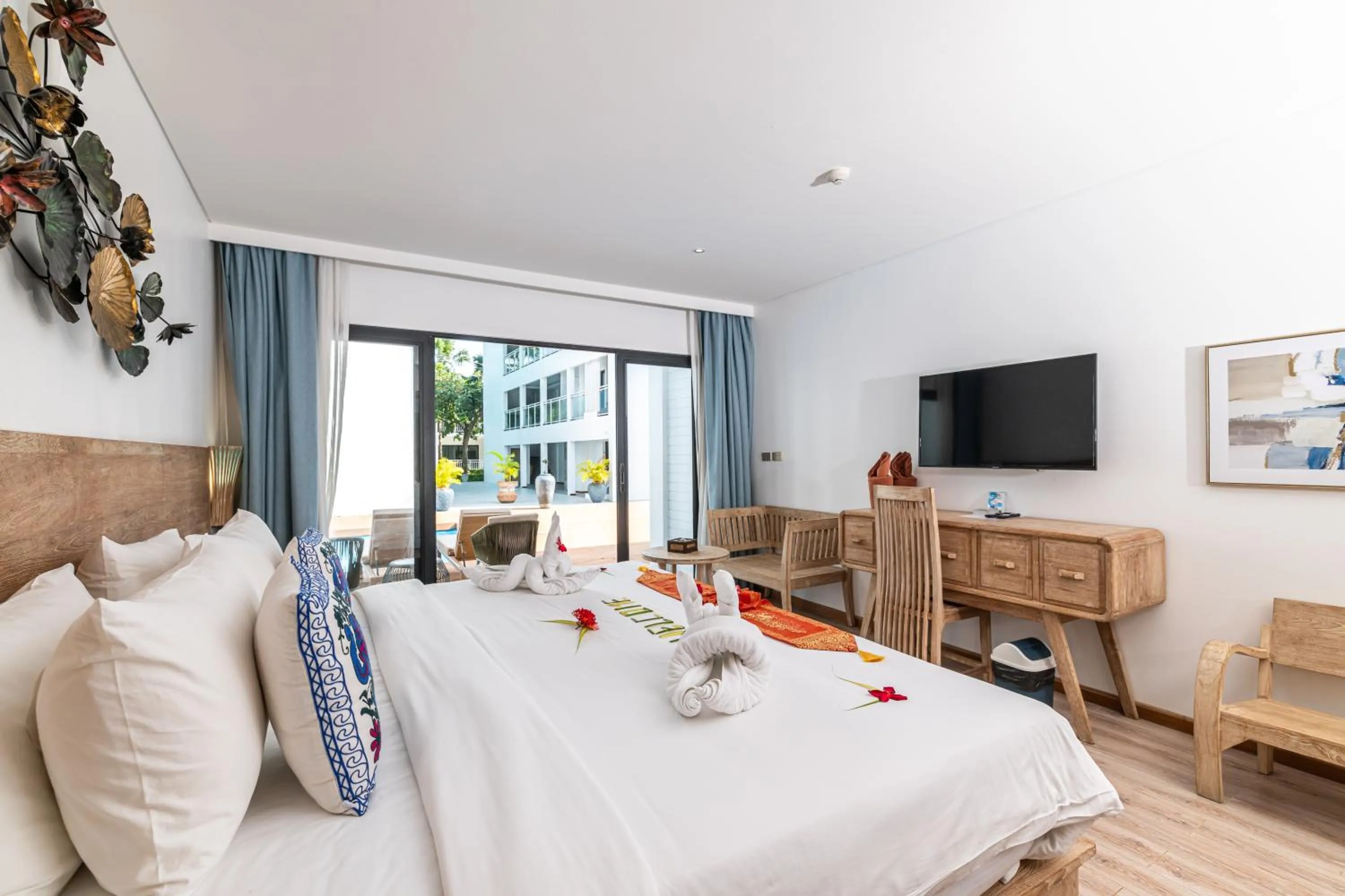 Communal lounge/ TV room, Bed in Royal Yao Yai Island Beach Resort