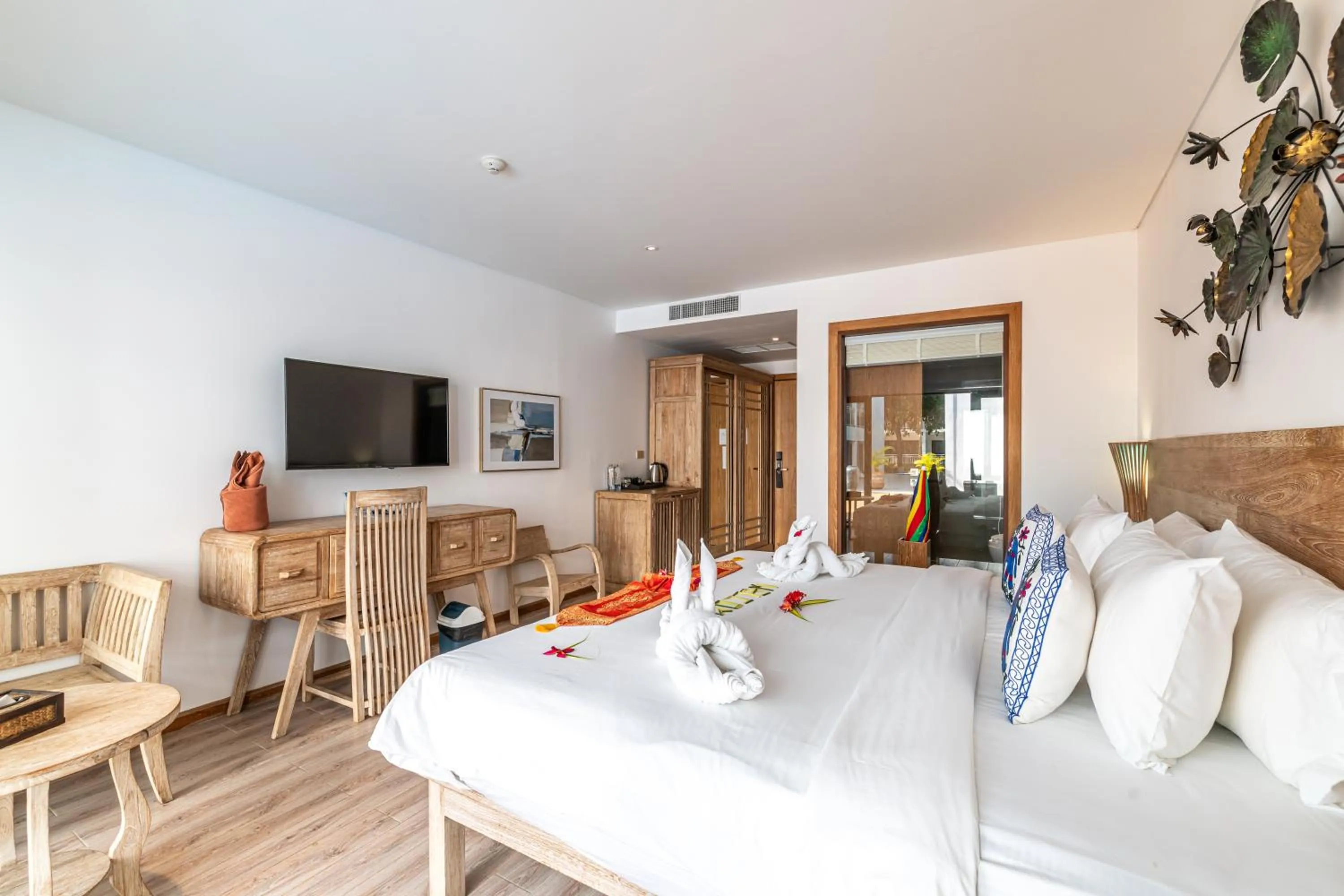 Communal lounge/ TV room in Royal Yao Yai Island Beach Resort