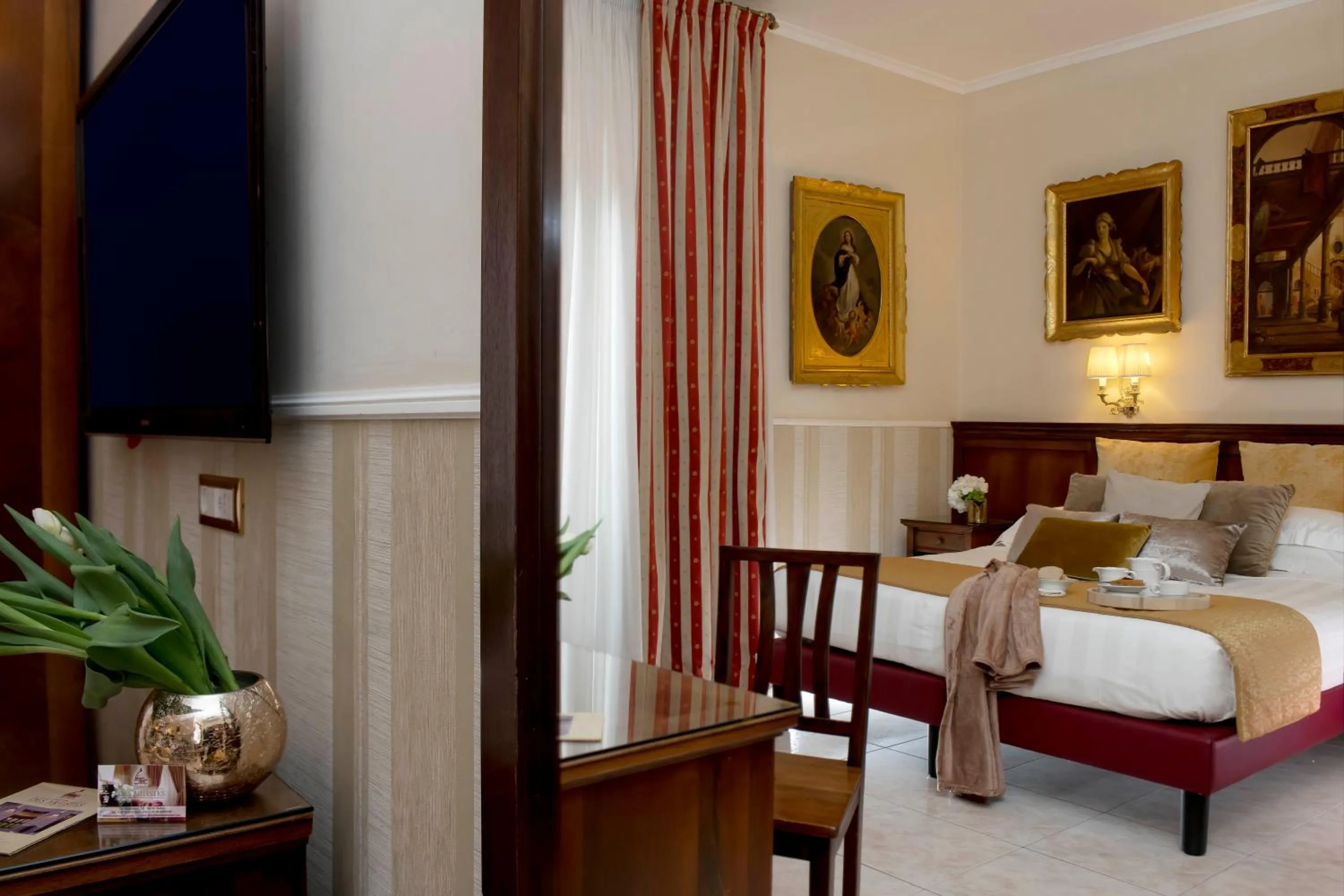 Decorative detail, Bed in Hotel Des Artistes Roma