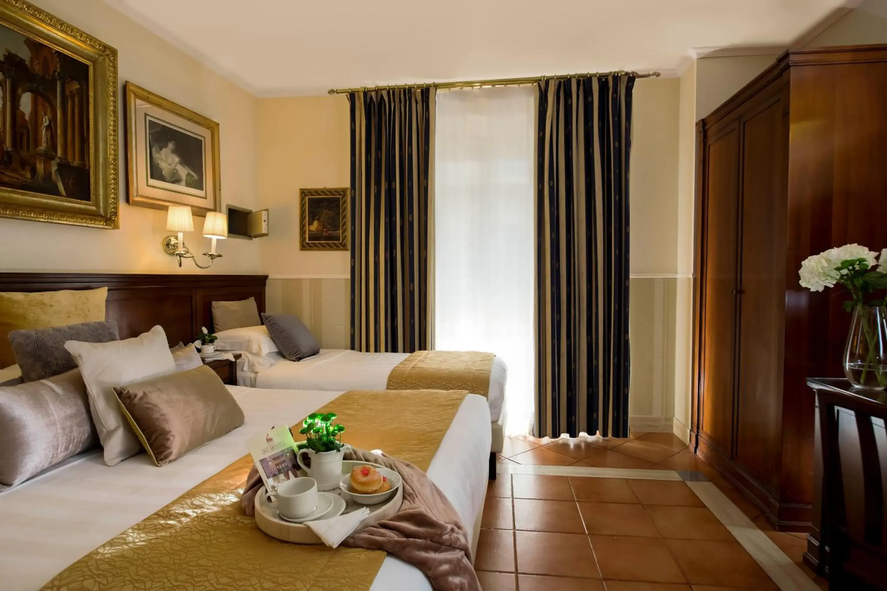 Bedroom, Bed in Hotel Des Artistes Roma Bedroom, Bed in Hotel Des Artistes Roma