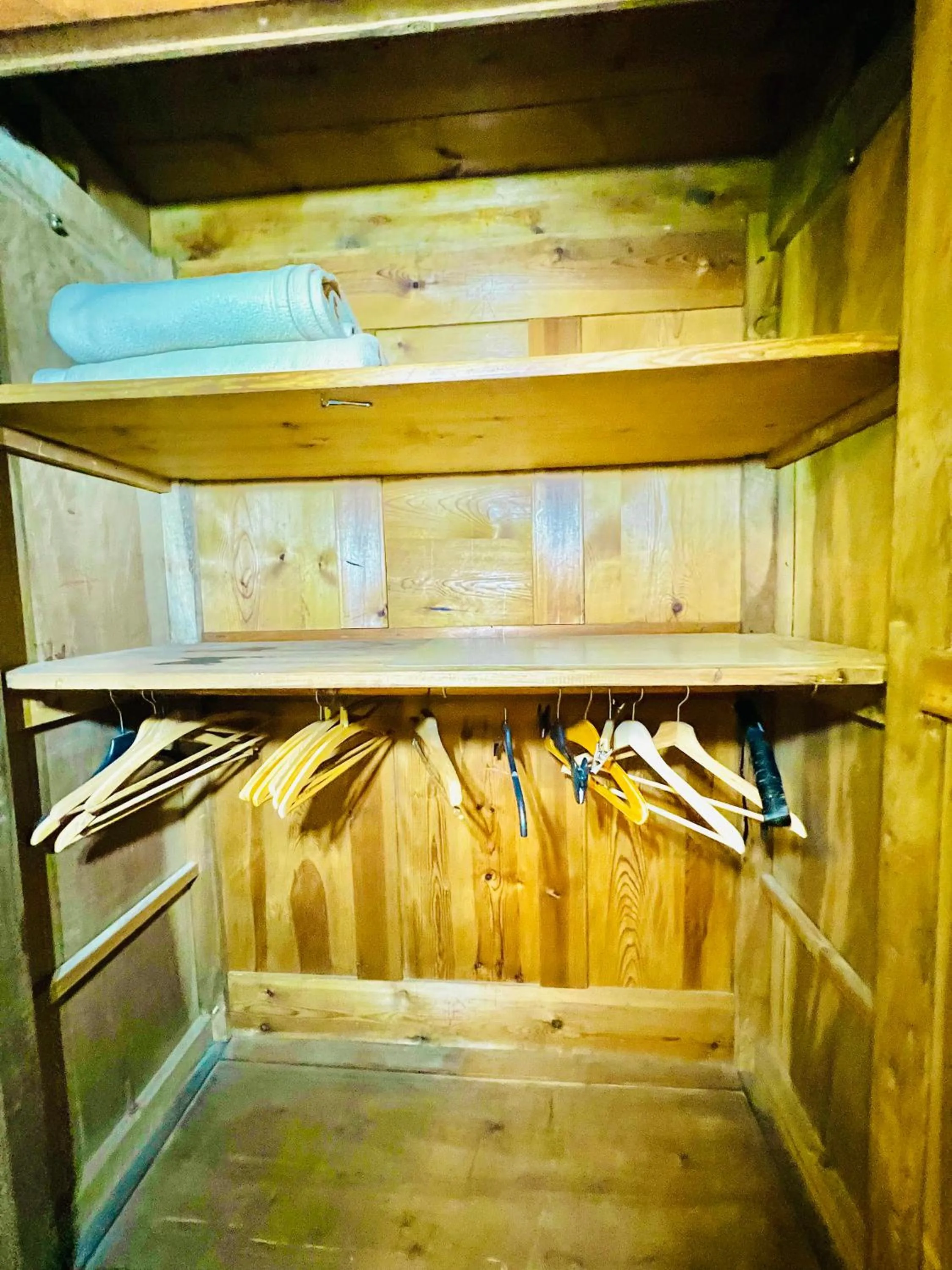 wardrobe in Le Moun Mazet gîte rural 3 étoiles, CLIM, Nature, 6 personnes
