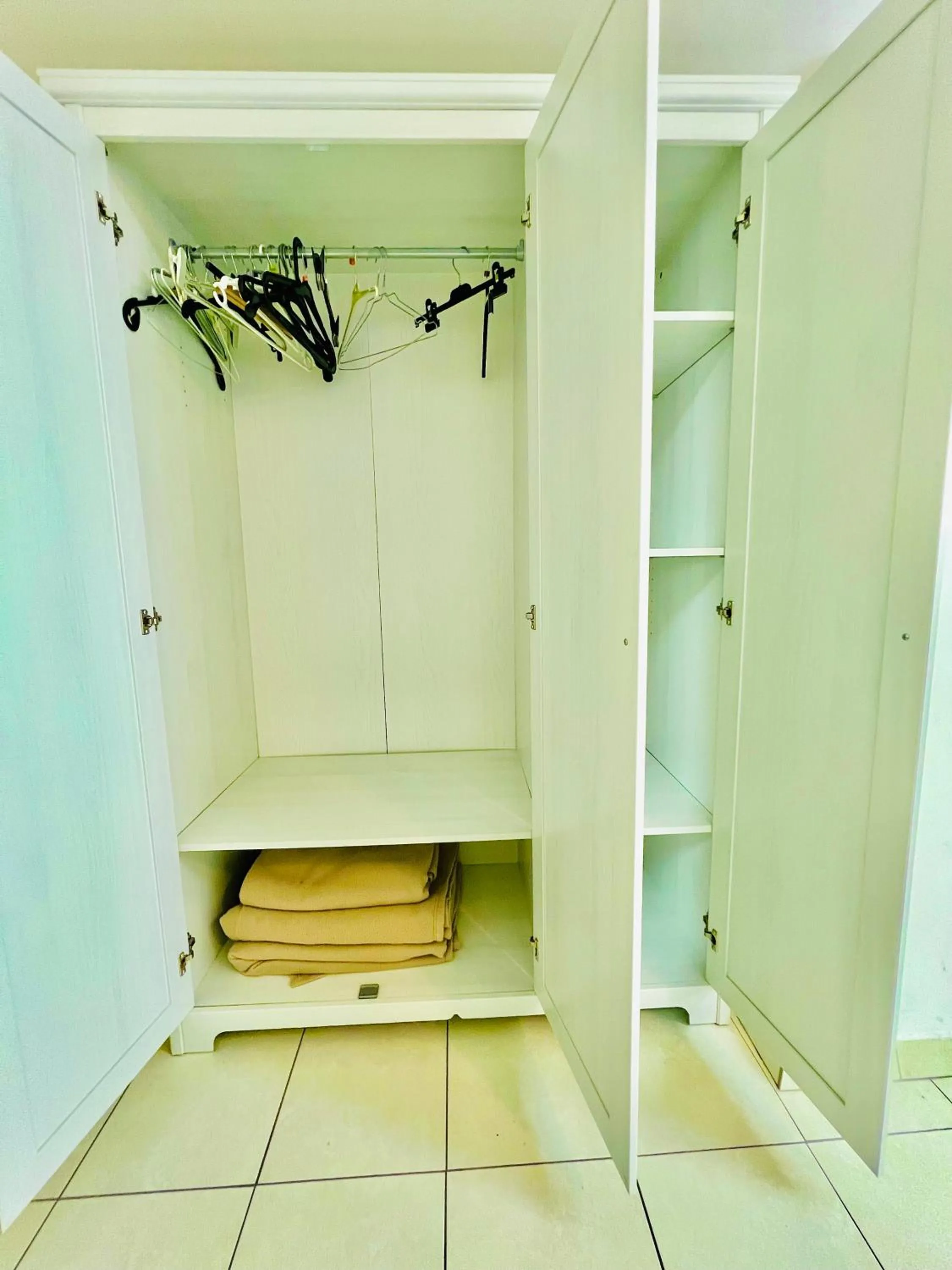 wardrobe in Le Moun Mazet gîte rural 3 étoiles, CLIM, Nature, 6 personnes