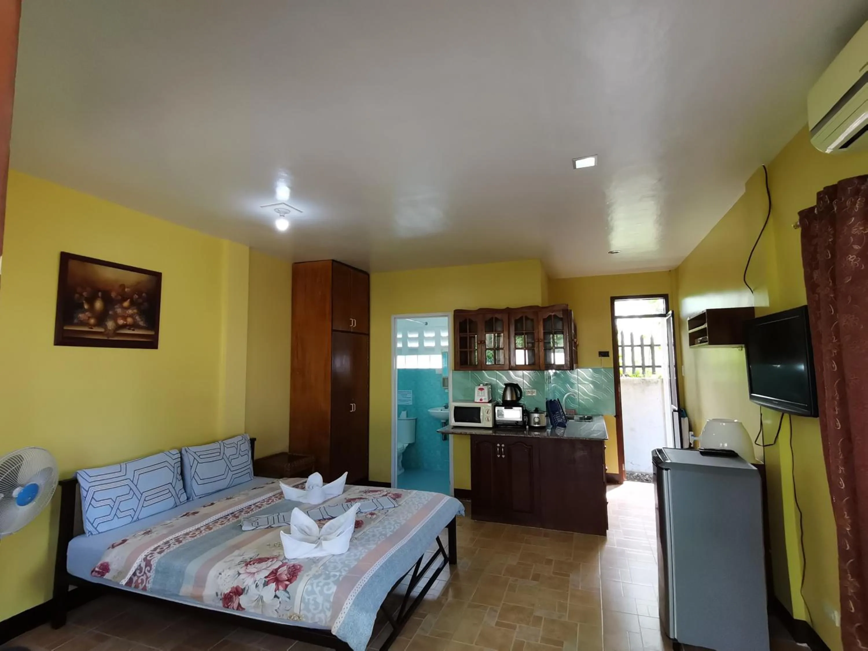 Photo of the whole room, Bed in Nickles Park Resort