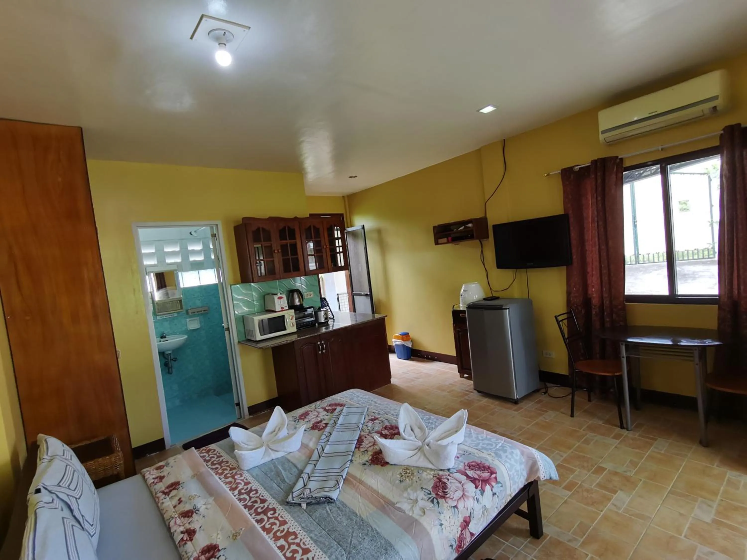 Photo of the whole room, Bed in Nickles Park Resort