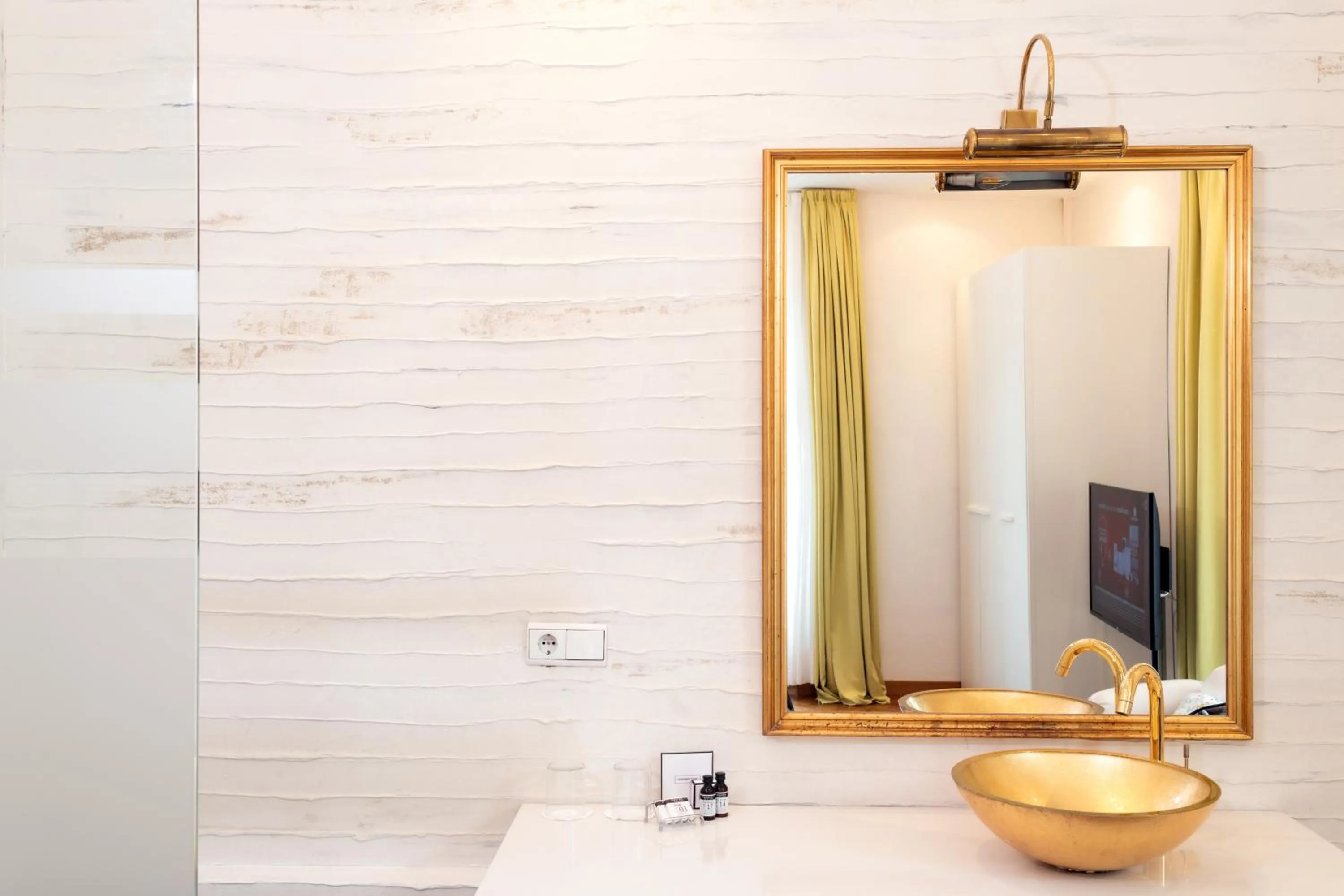 Bathroom in Hotel Aurora