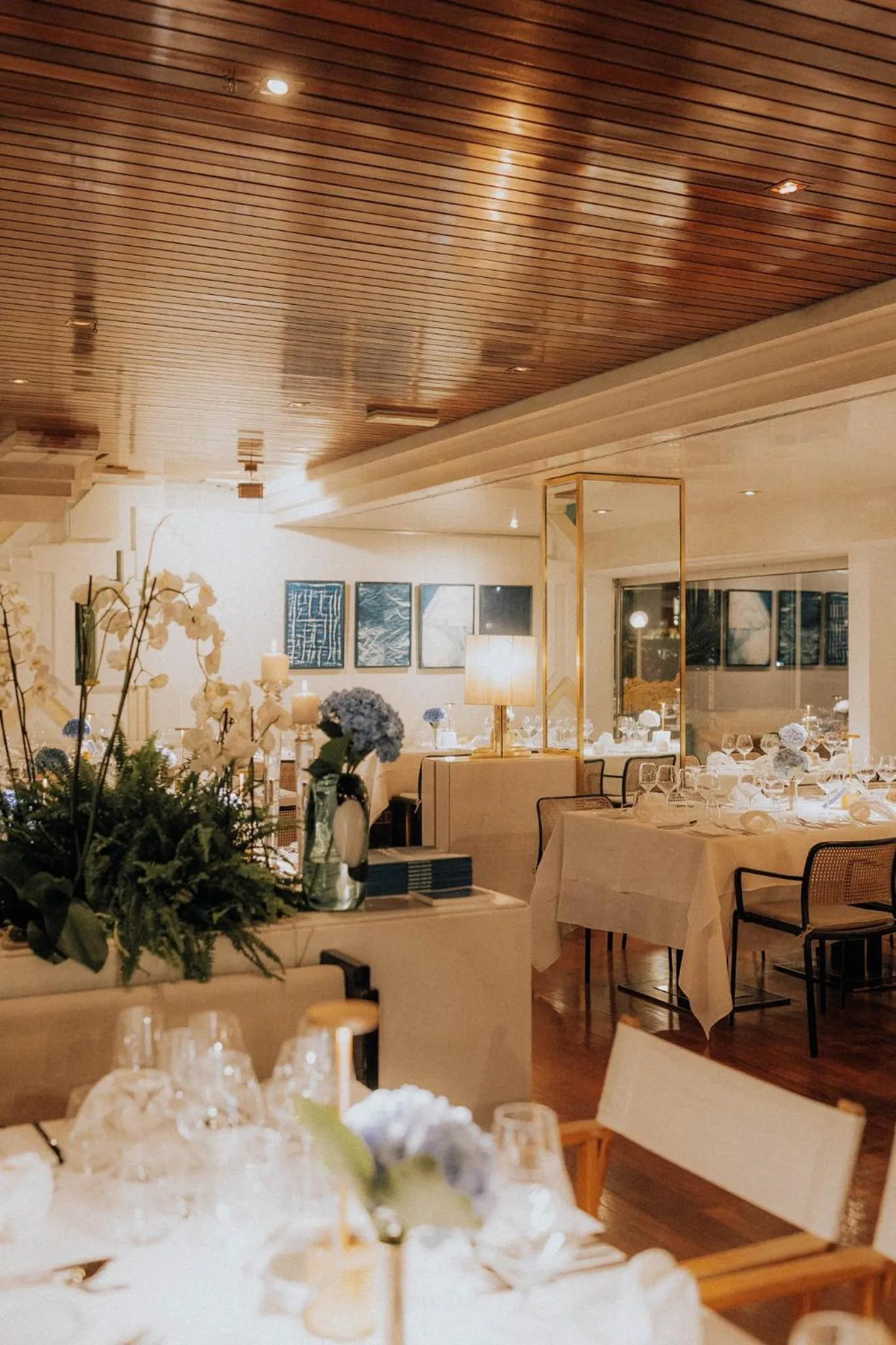 Restaurant/places to eat in Hotel Aurora