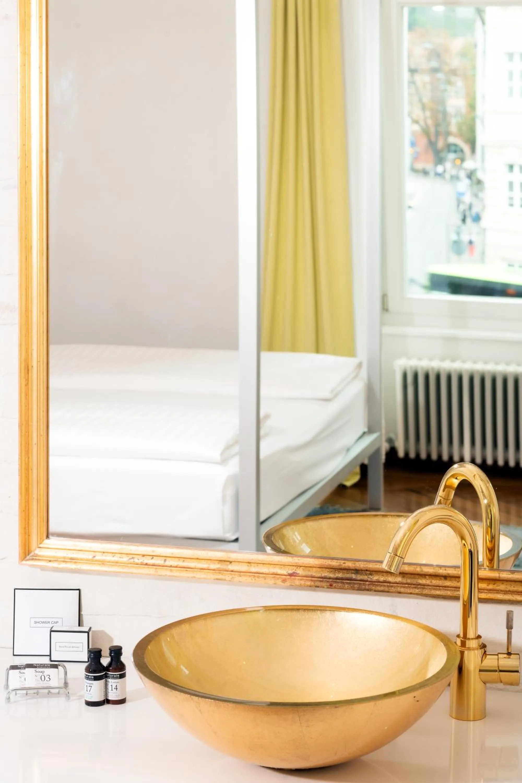 Bathroom, Bed in Hotel Aurora