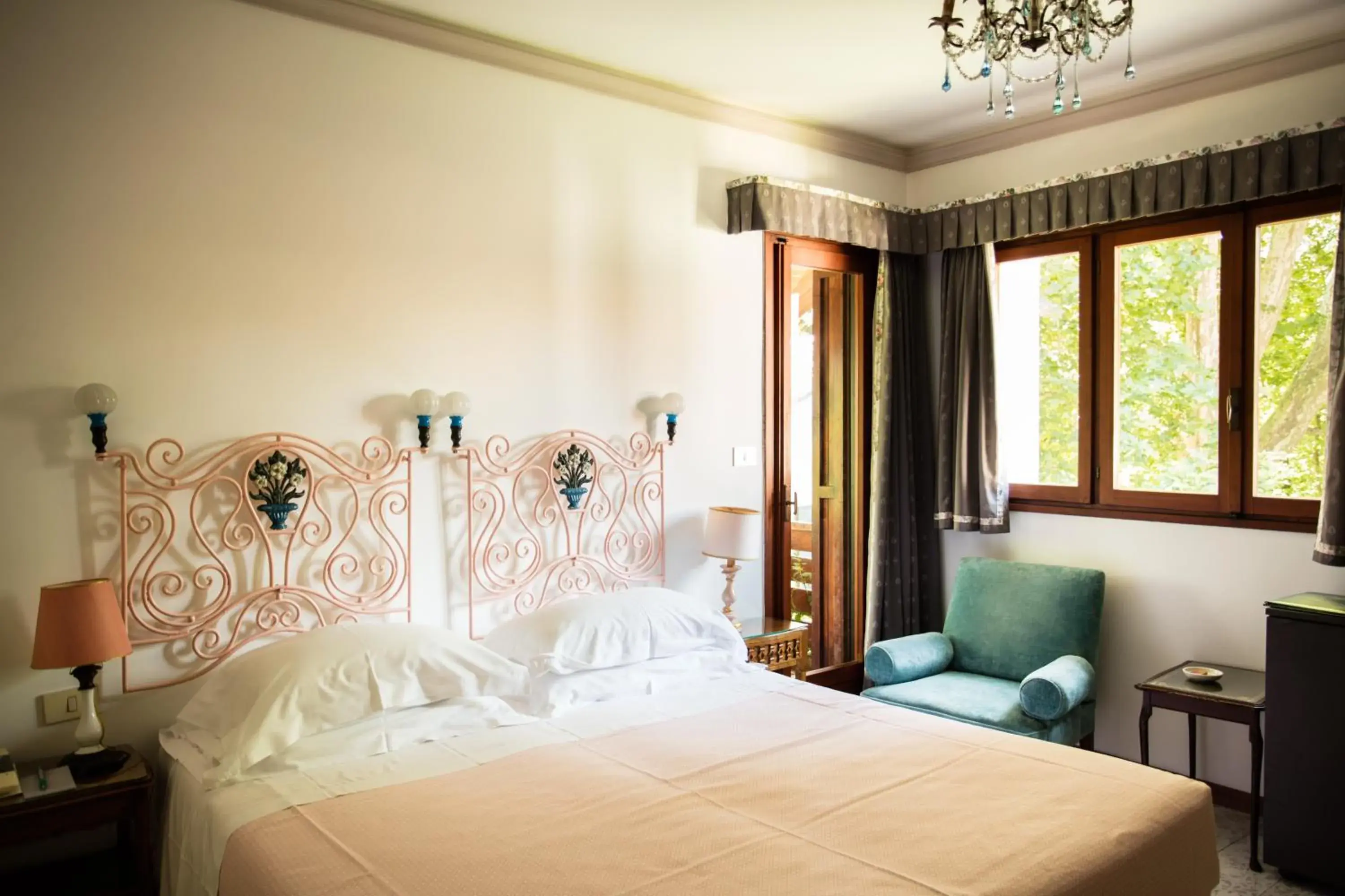 Photo of the whole room, Bed in Residenza d'Epoca Albergo Quattro Fontane Photo of the whole room, Bed in Residenza d'Epoca Albergo Quattro Fontane