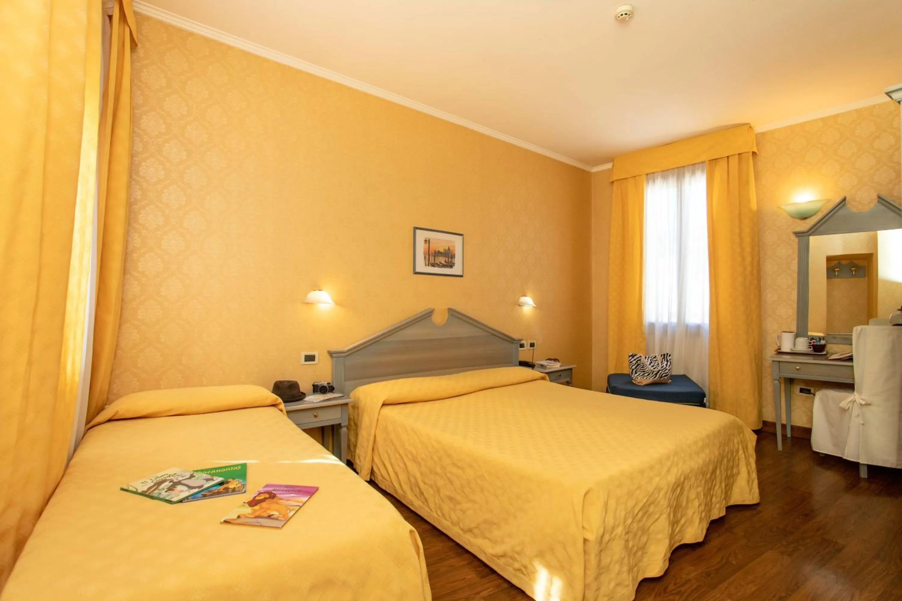 View (from property/room), Bed in Hotel Tintoretto