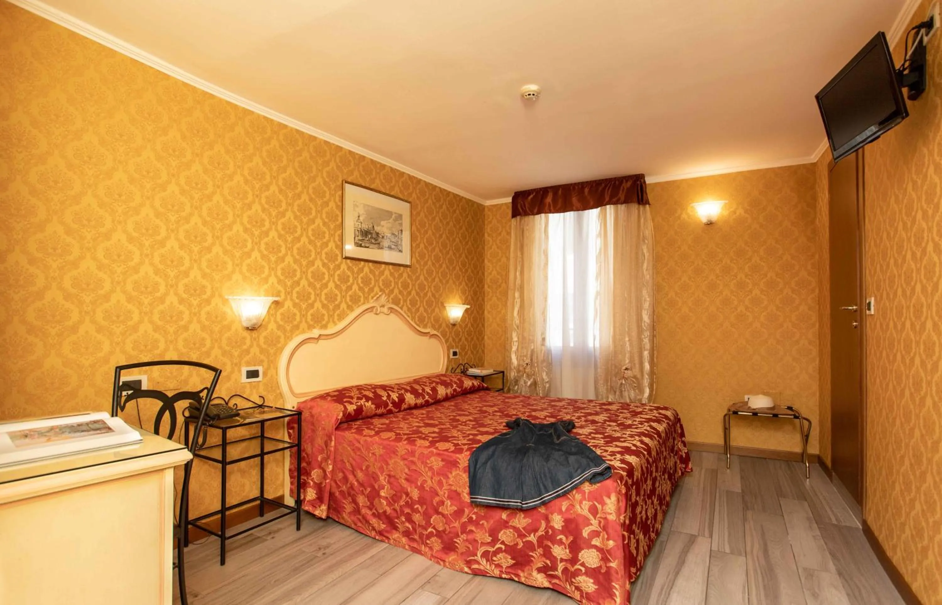 Sea view, Bed in Hotel Tintoretto