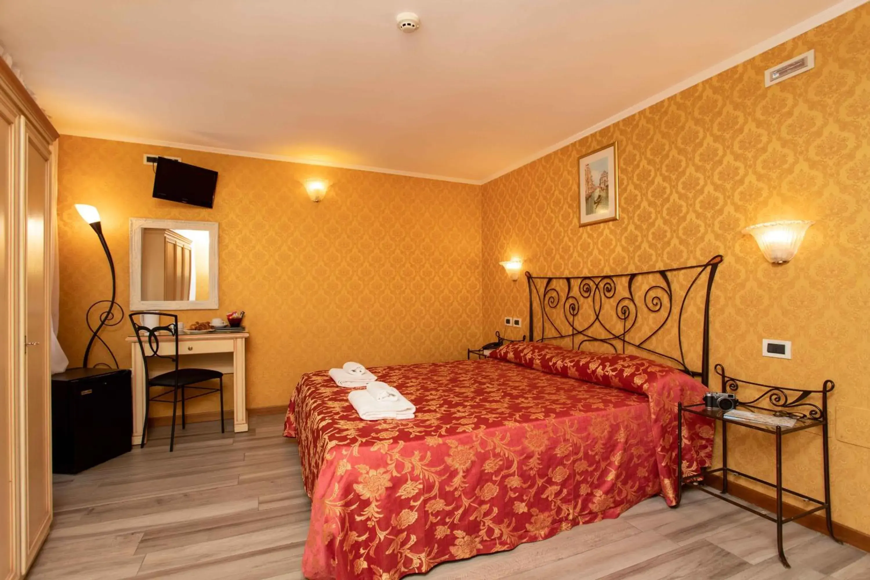 View (from property/room), Bed in Hotel Tintoretto View (from property/room), Bed in Hotel Tintoretto