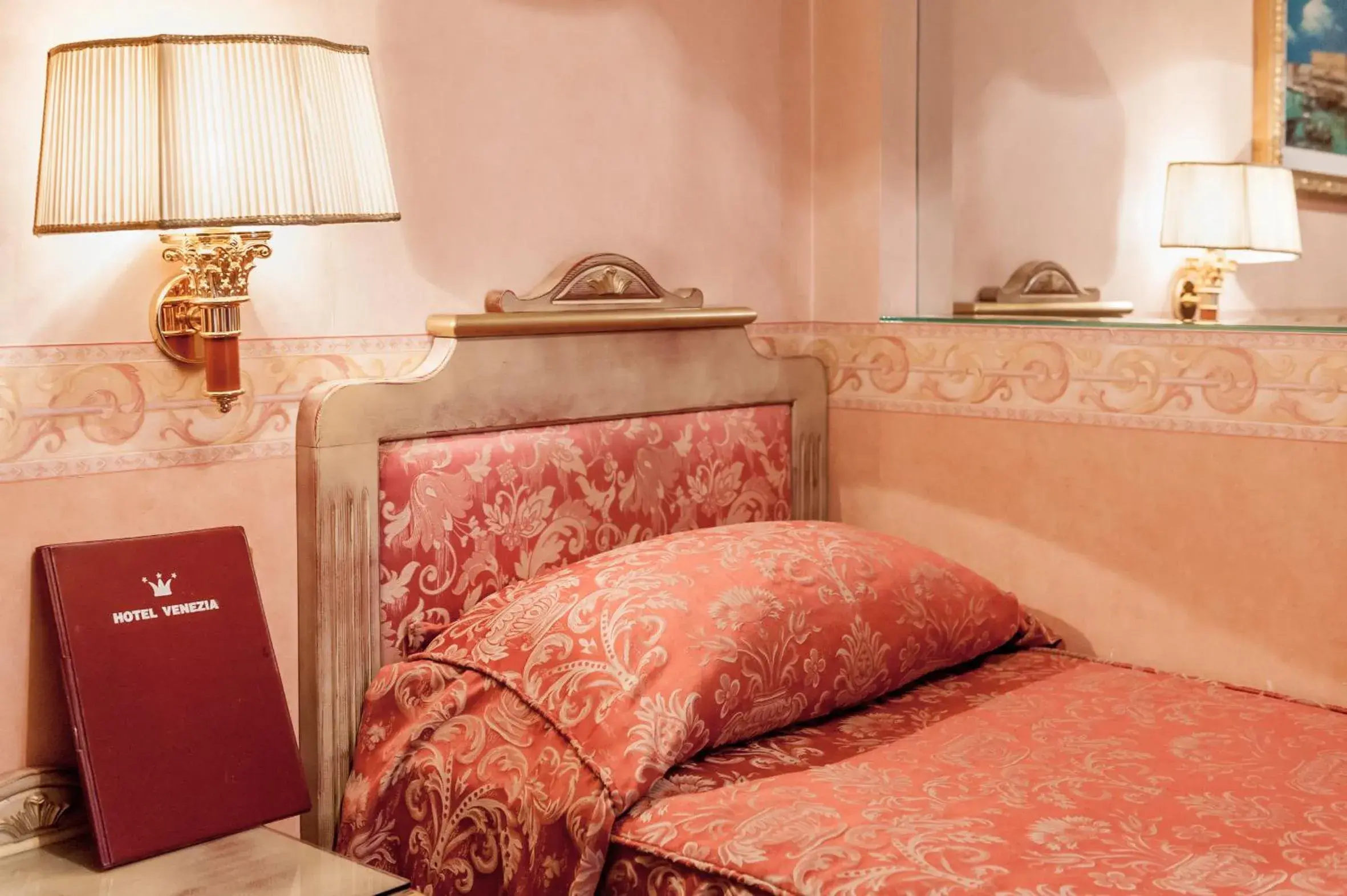 Bed in Hotel Venezia Bed in Hotel Venezia