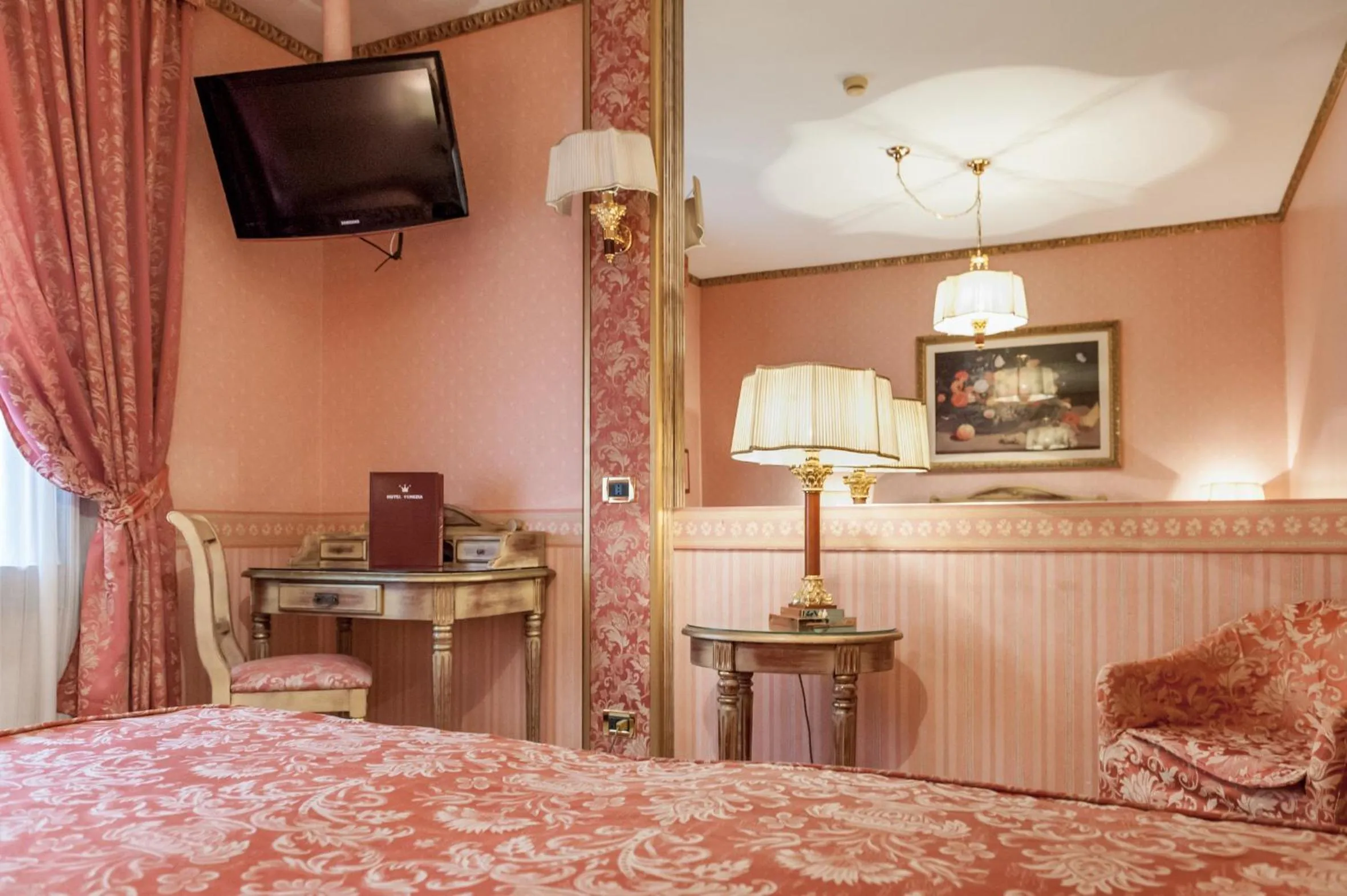 TV and multimedia, Bed in Hotel Venezia