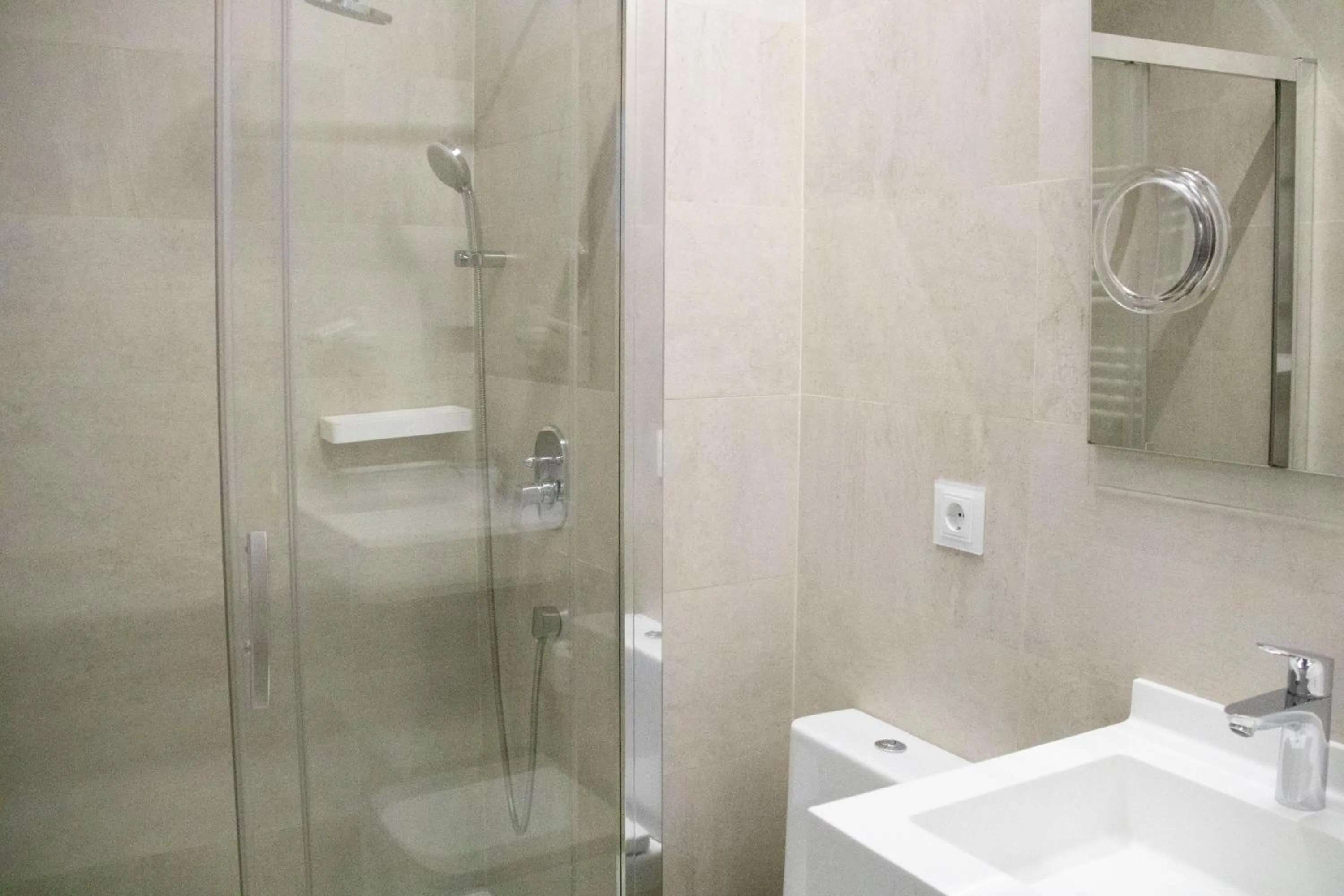 Shower in Hotel Alda San Bieito