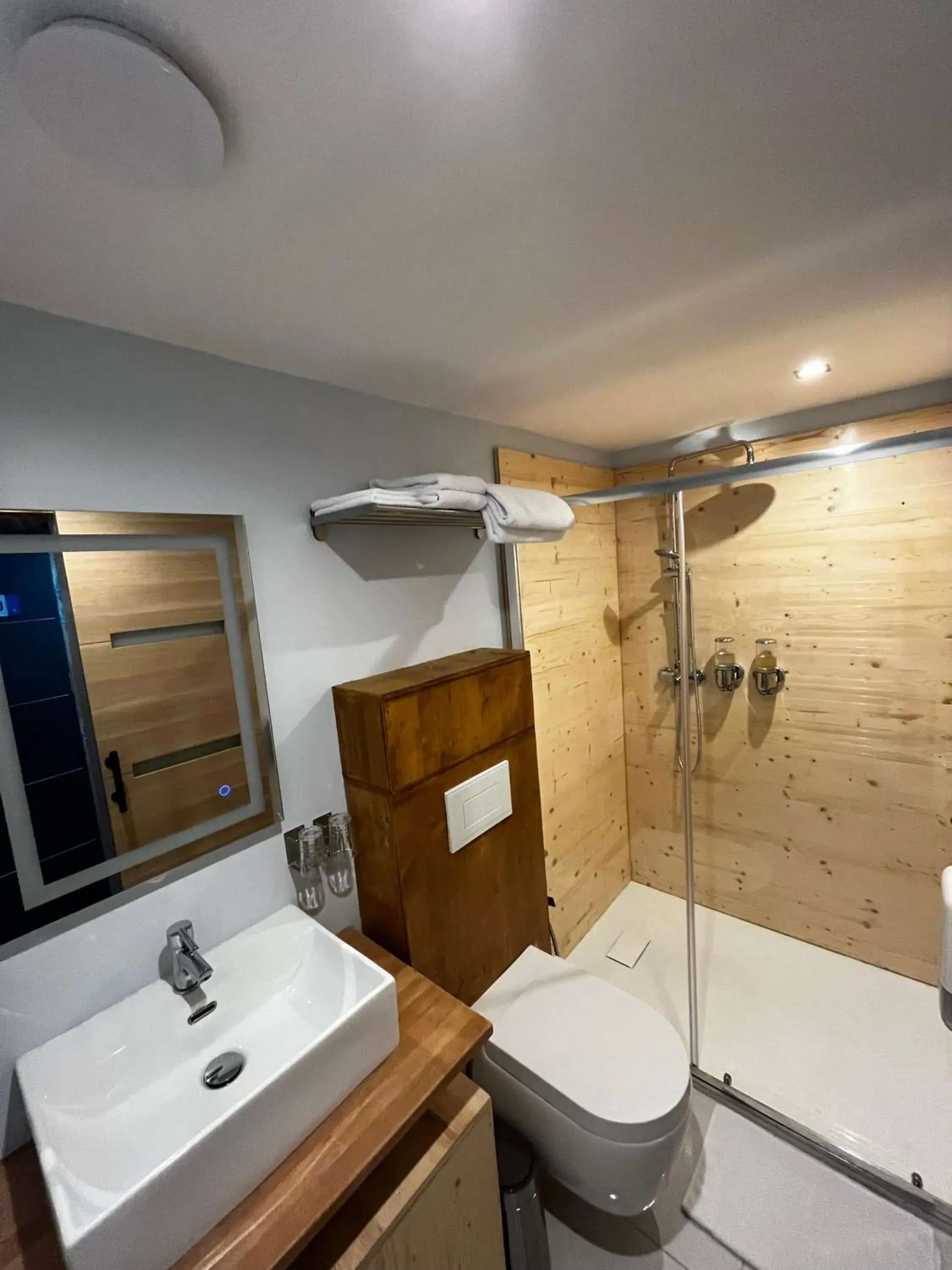 Shower in 9WAGRAM Hotel Boutique Shower in 9WAGRAM Hotel Boutique