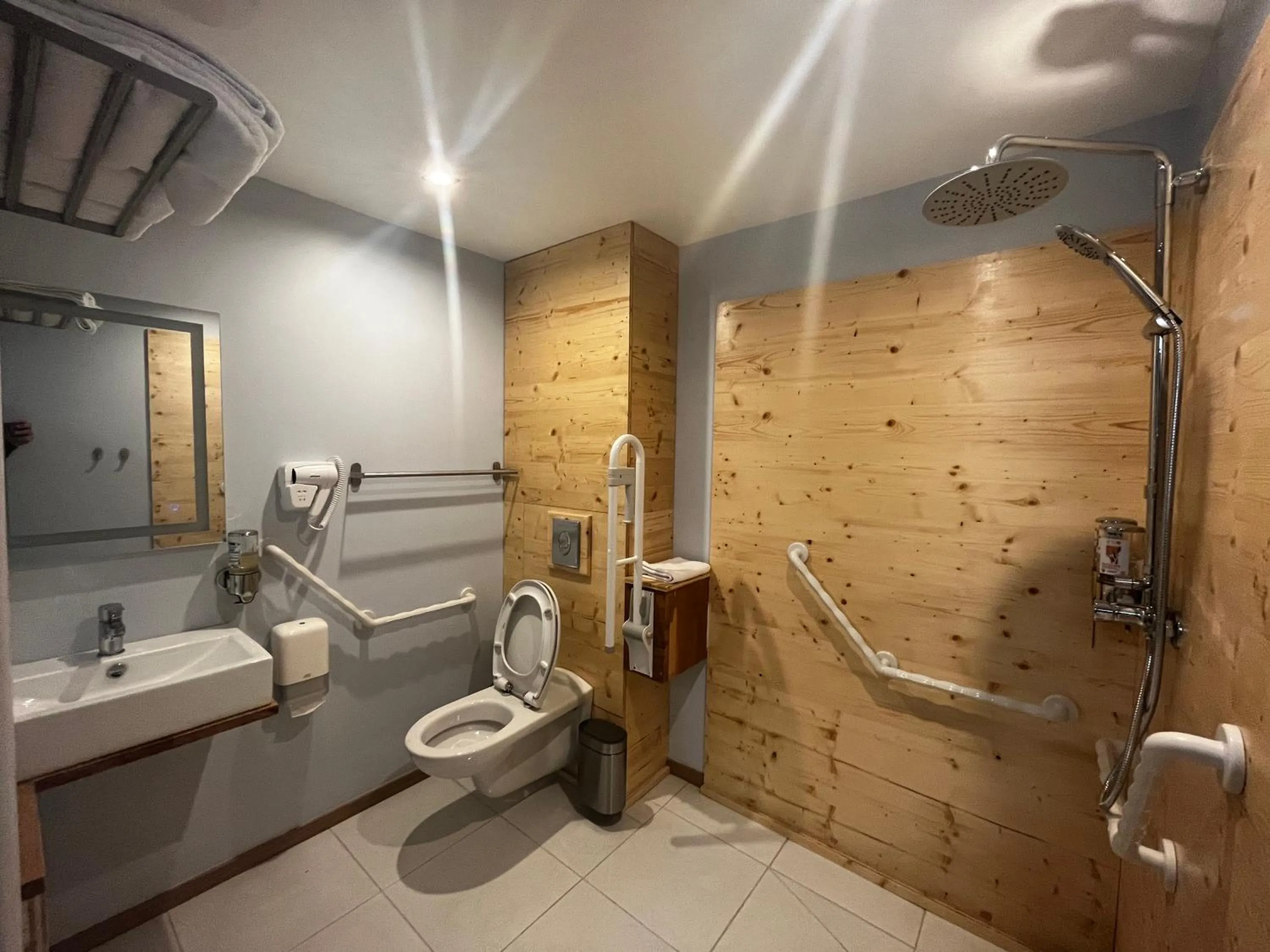 Shower in 9WAGRAM Hotel Boutique