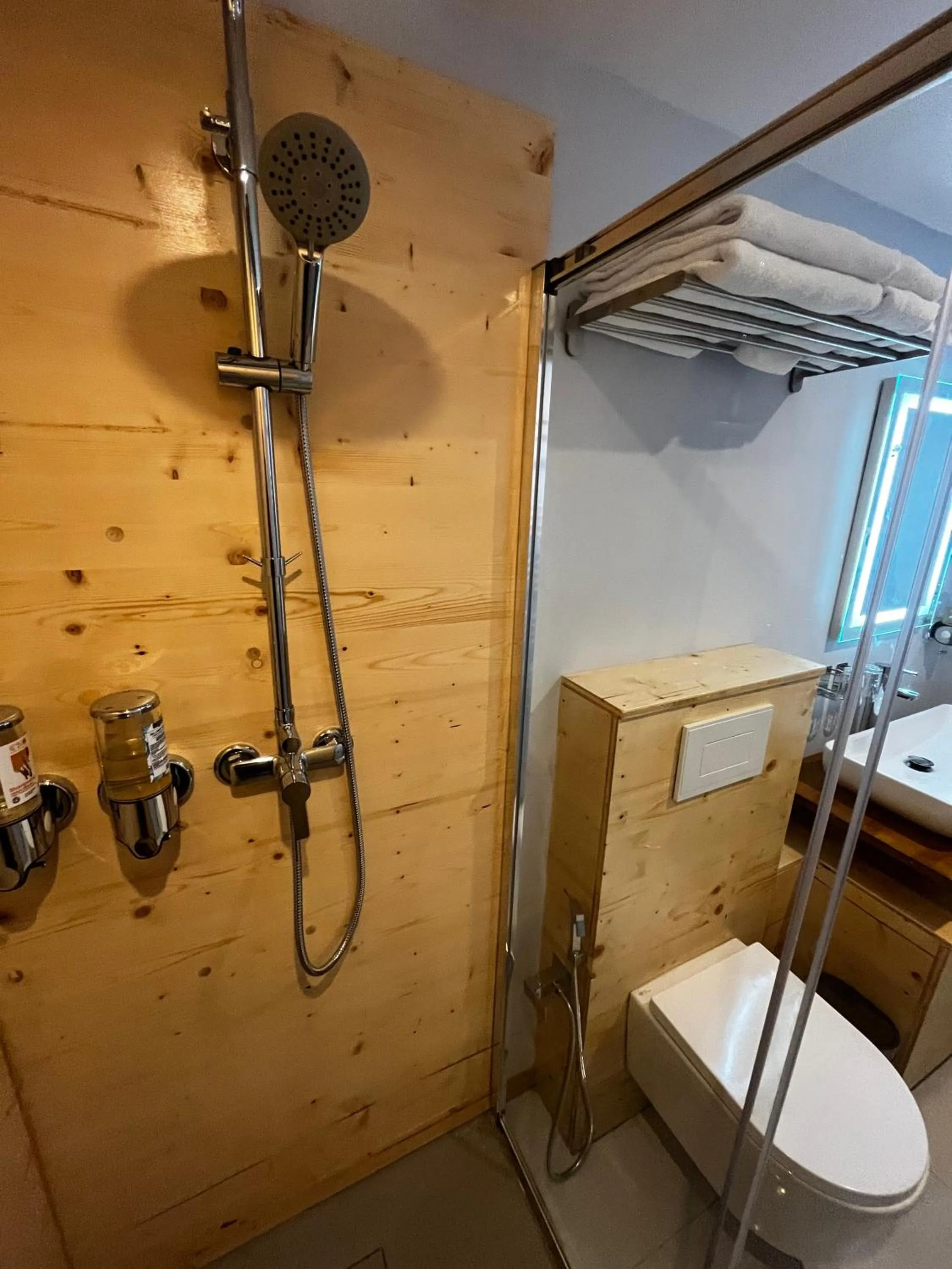 Shower in 9WAGRAM Hotel Boutique